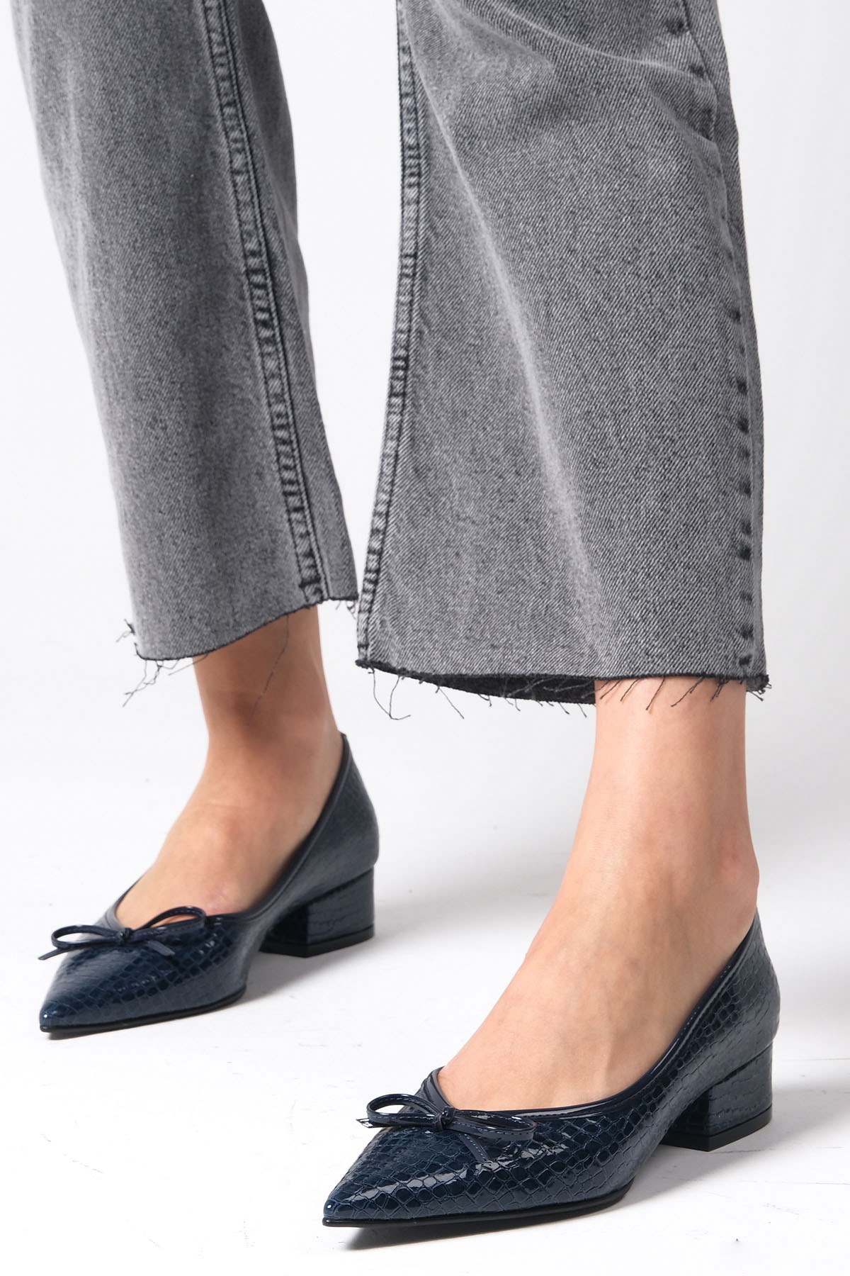 Beatrix Lacivert Renk Kısa Topuklu Ayakkabı