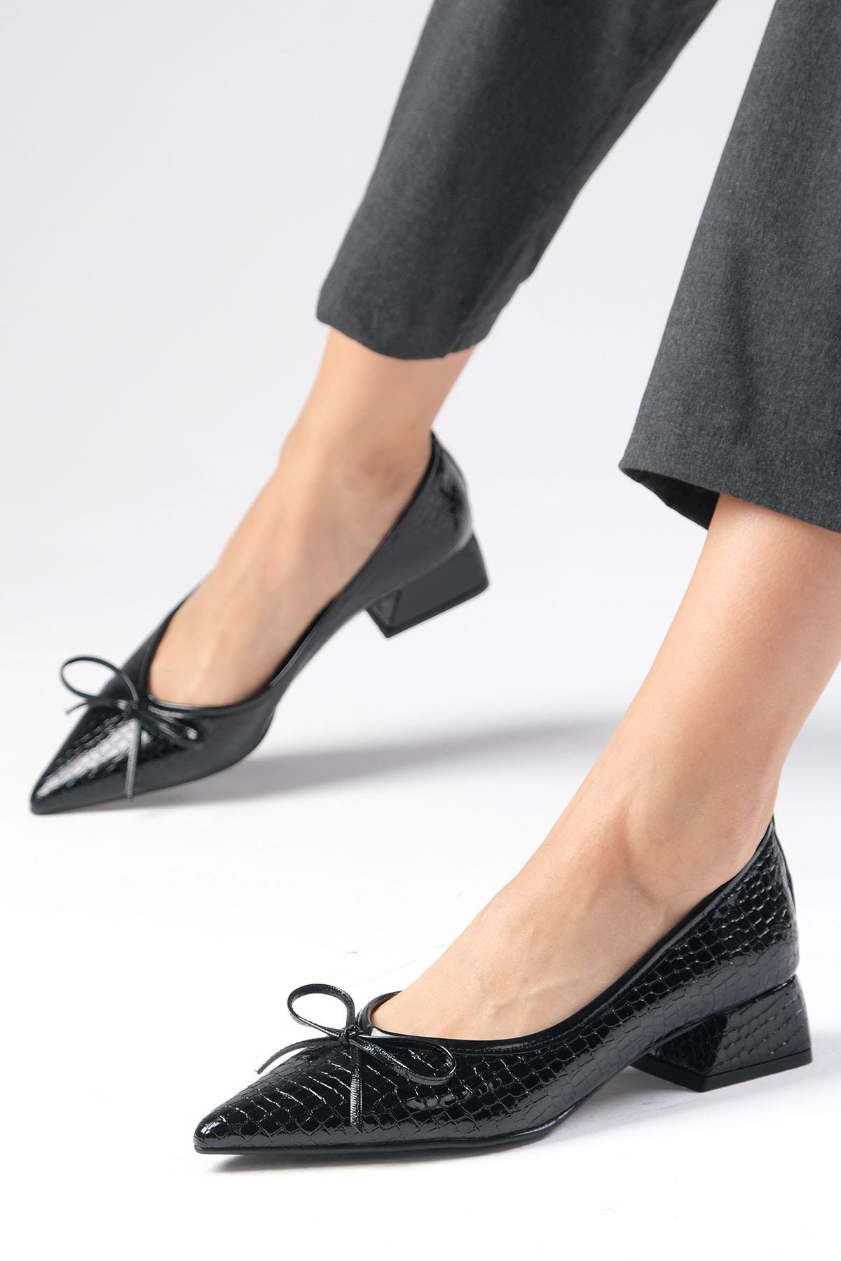 Beatrix Siyah Renk Kısa Topuklu Ayakkabı