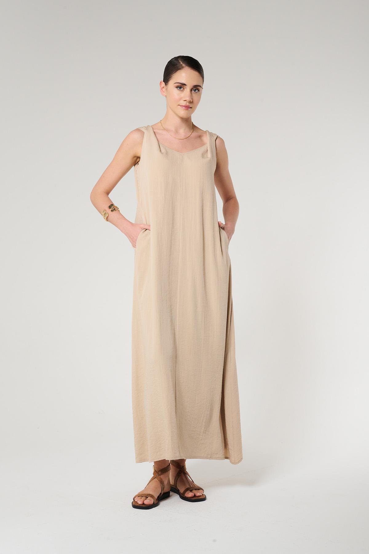 Omuzu Burgulu Bej Renk Elbise