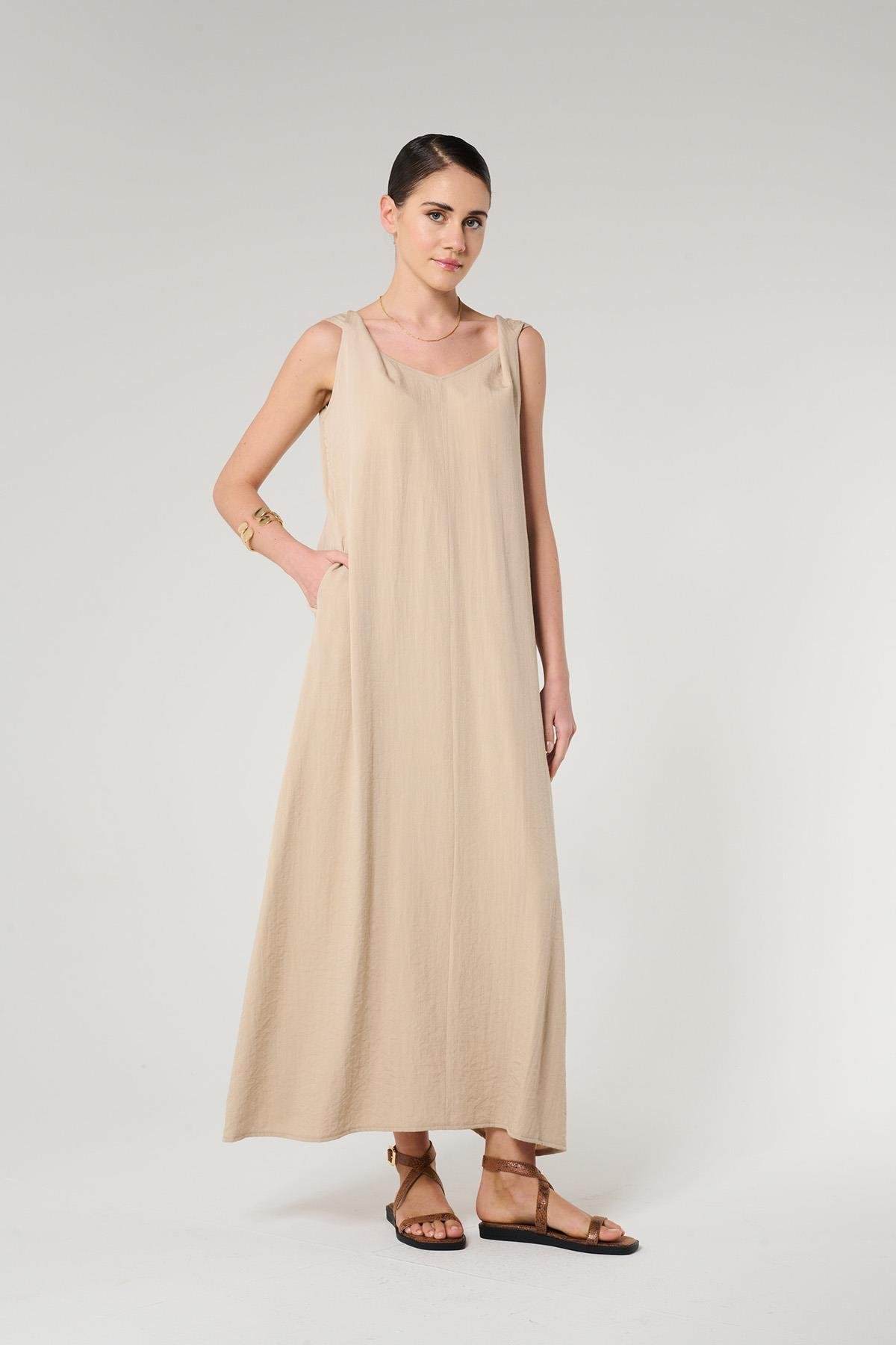 Omuzu Burgulu Bej Renk Elbise