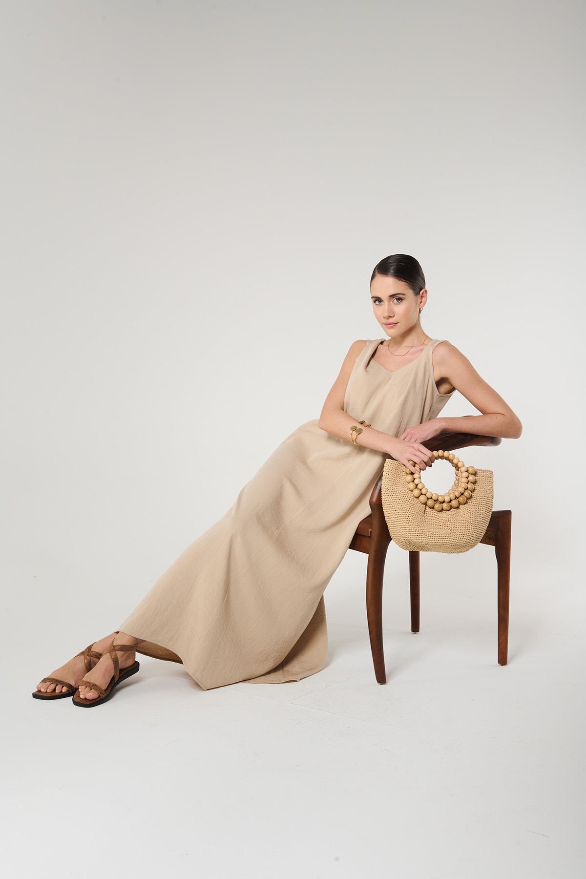 Omuzu Burgulu Bej Renk Elbise