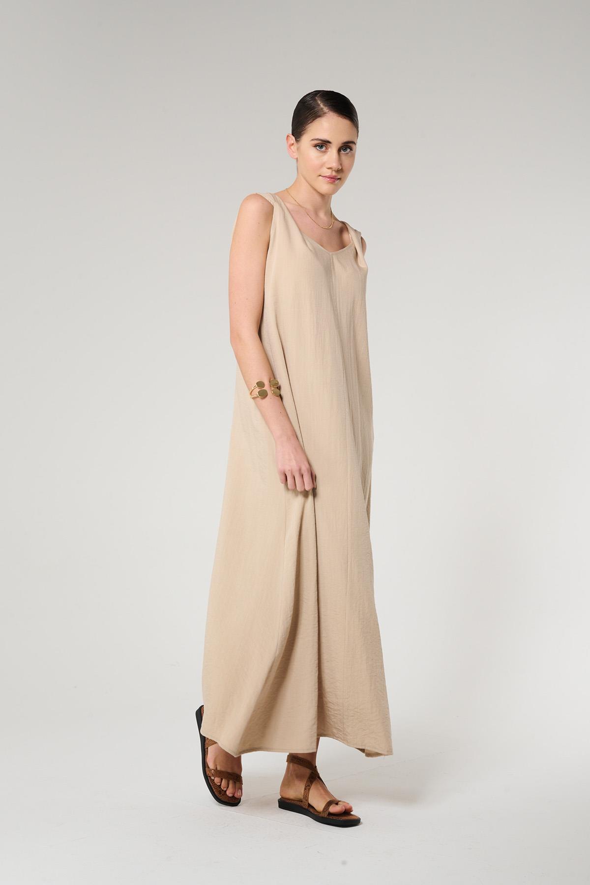 Omuzu Burgulu Bej Renk Elbise