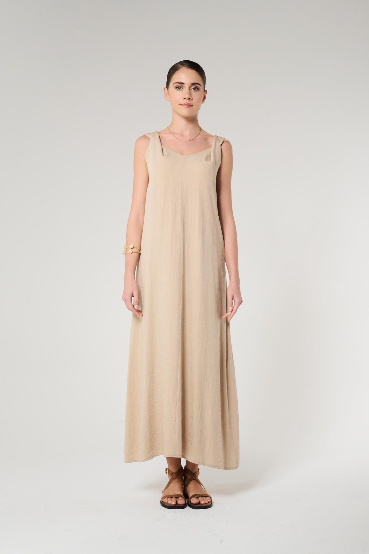 Omuzu Burgulu Bej Renk Elbise