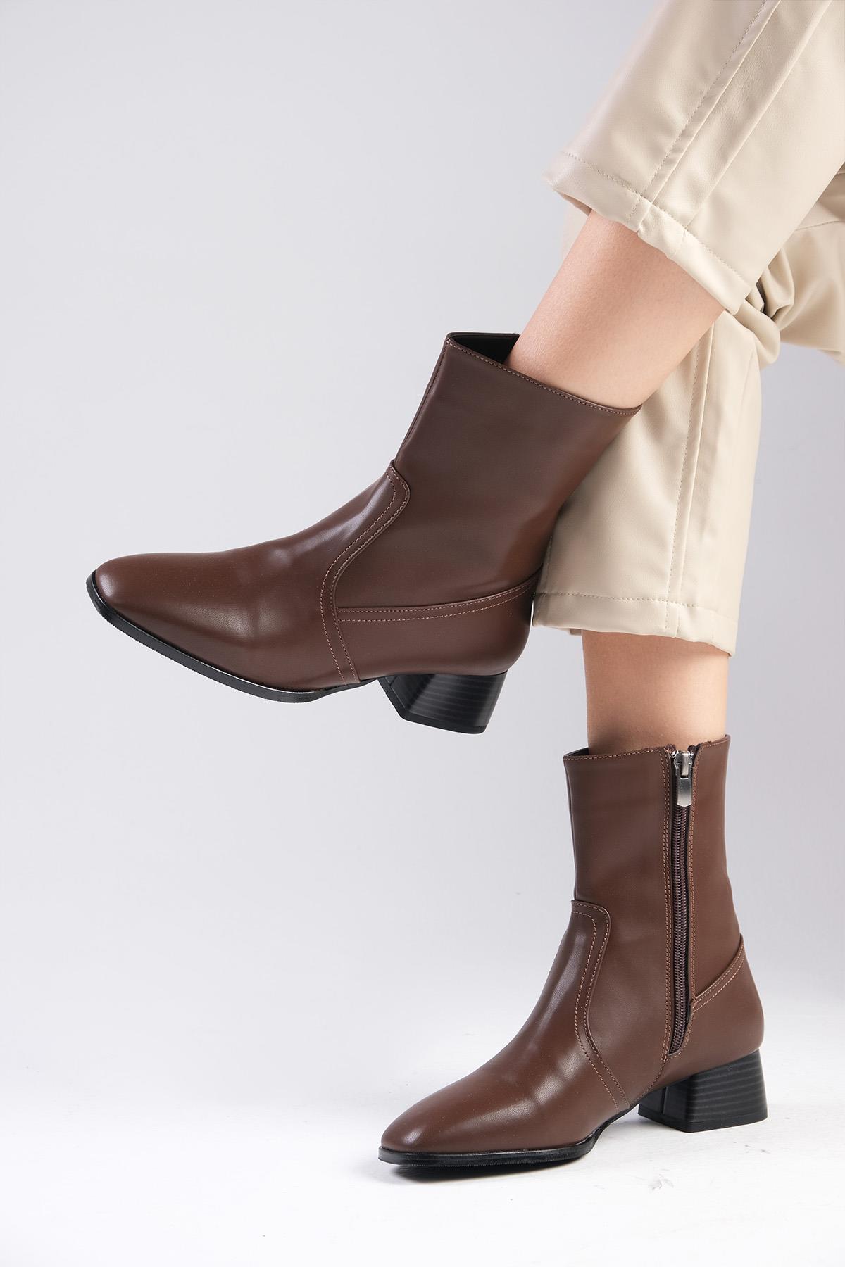 Callie Kahverengi Küt Burunlu Bot