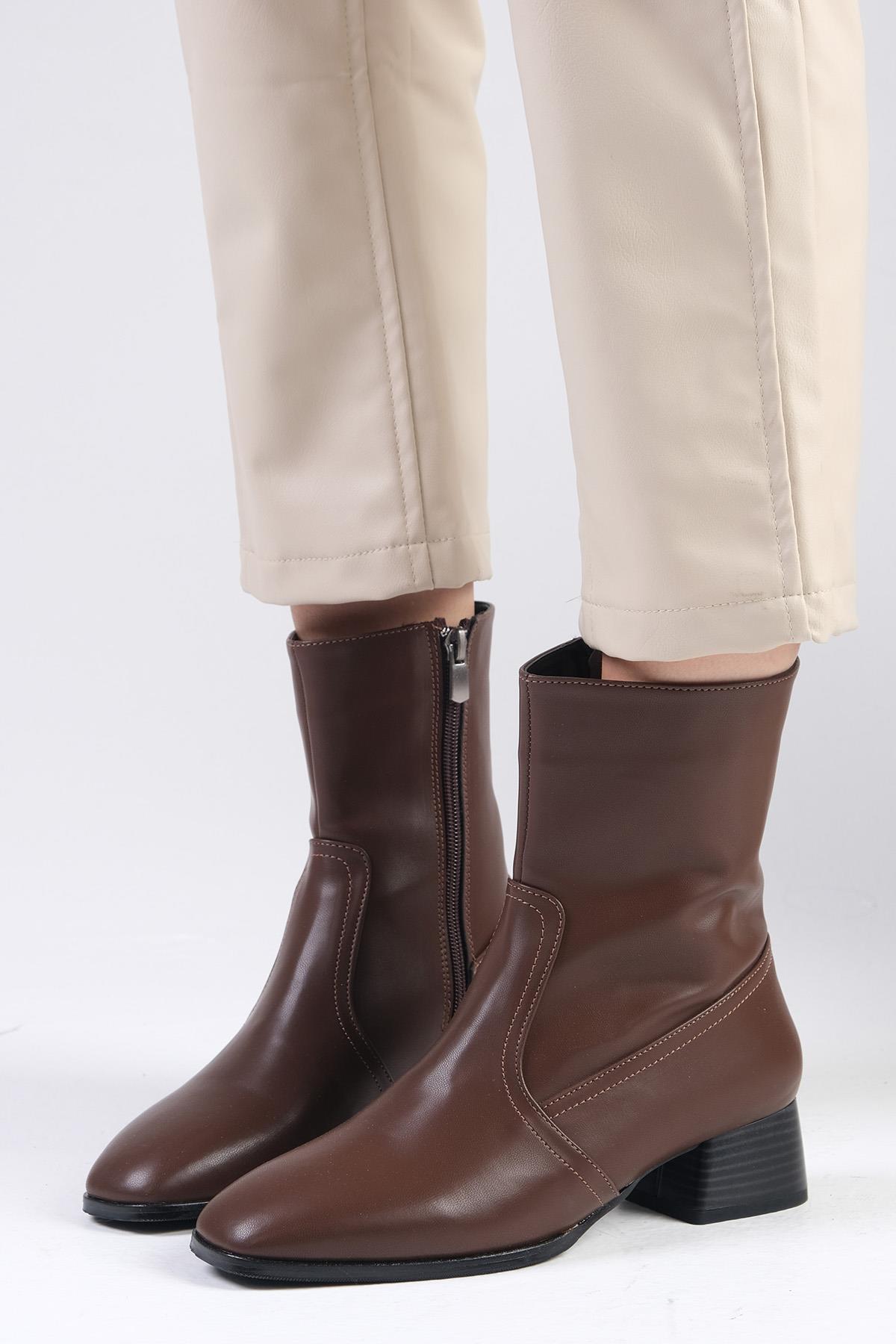 Callie Kahverengi Küt Burunlu Bot