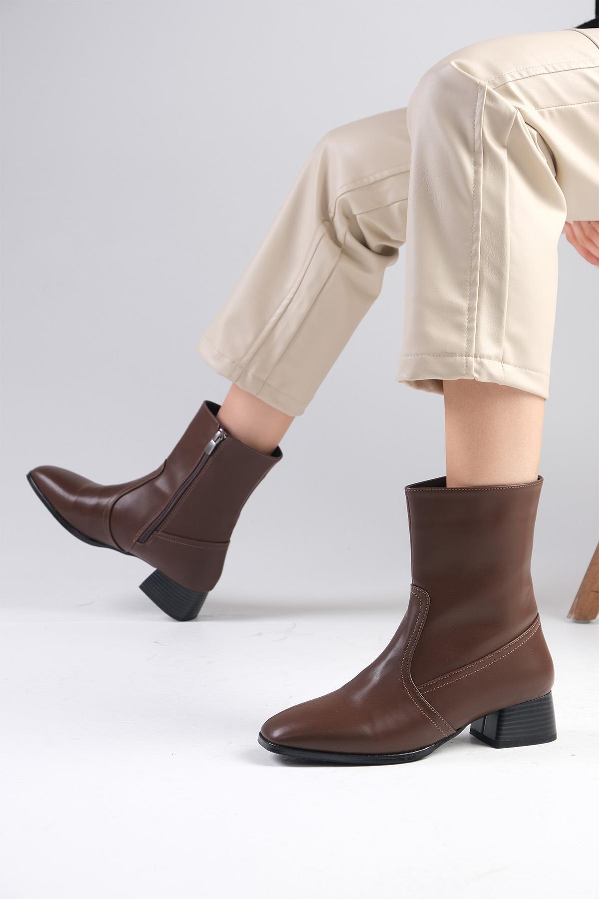 Callie Kahverengi Küt Burunlu Bot