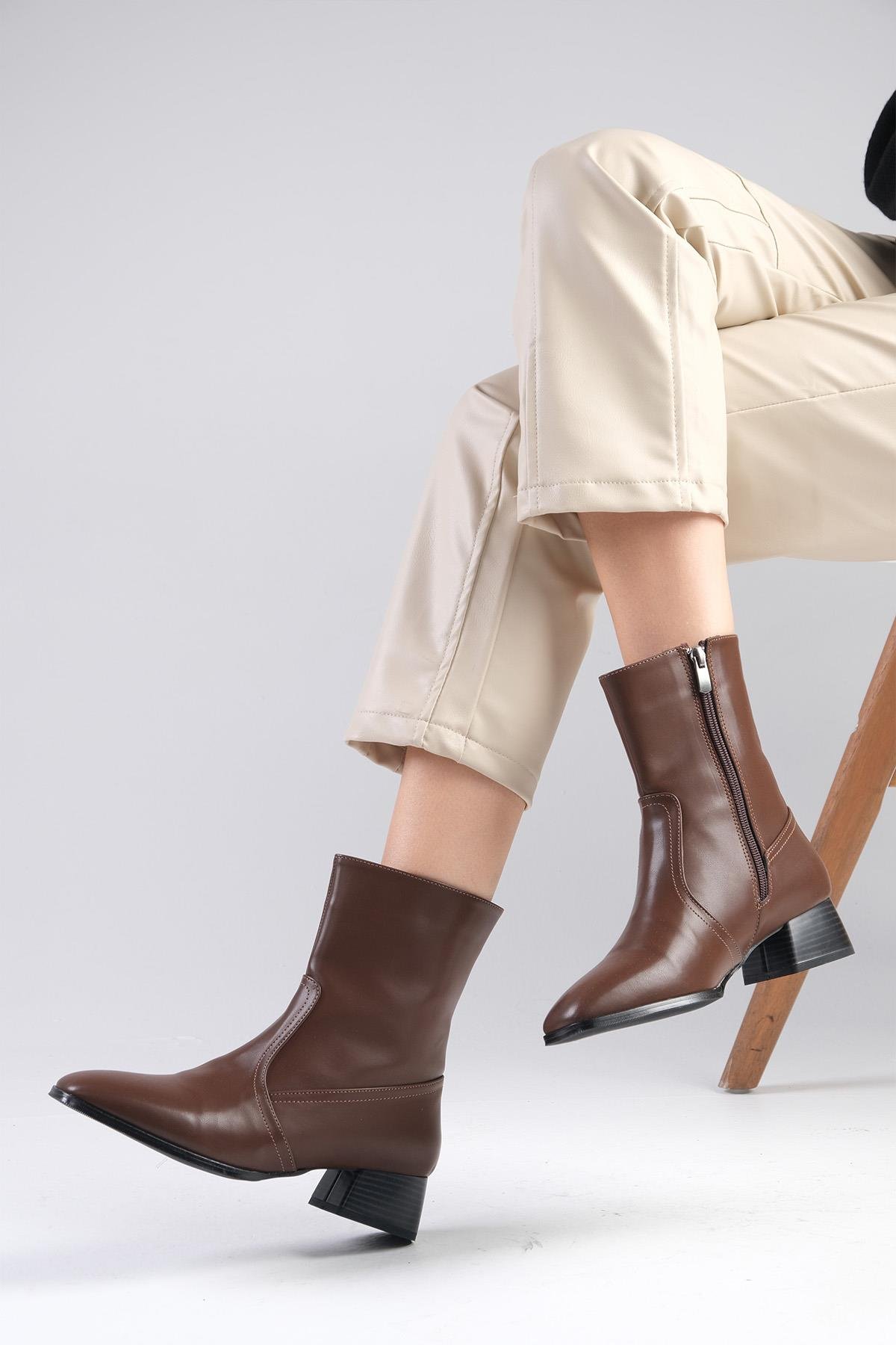 Callie Kahverengi Küt Burunlu Bot