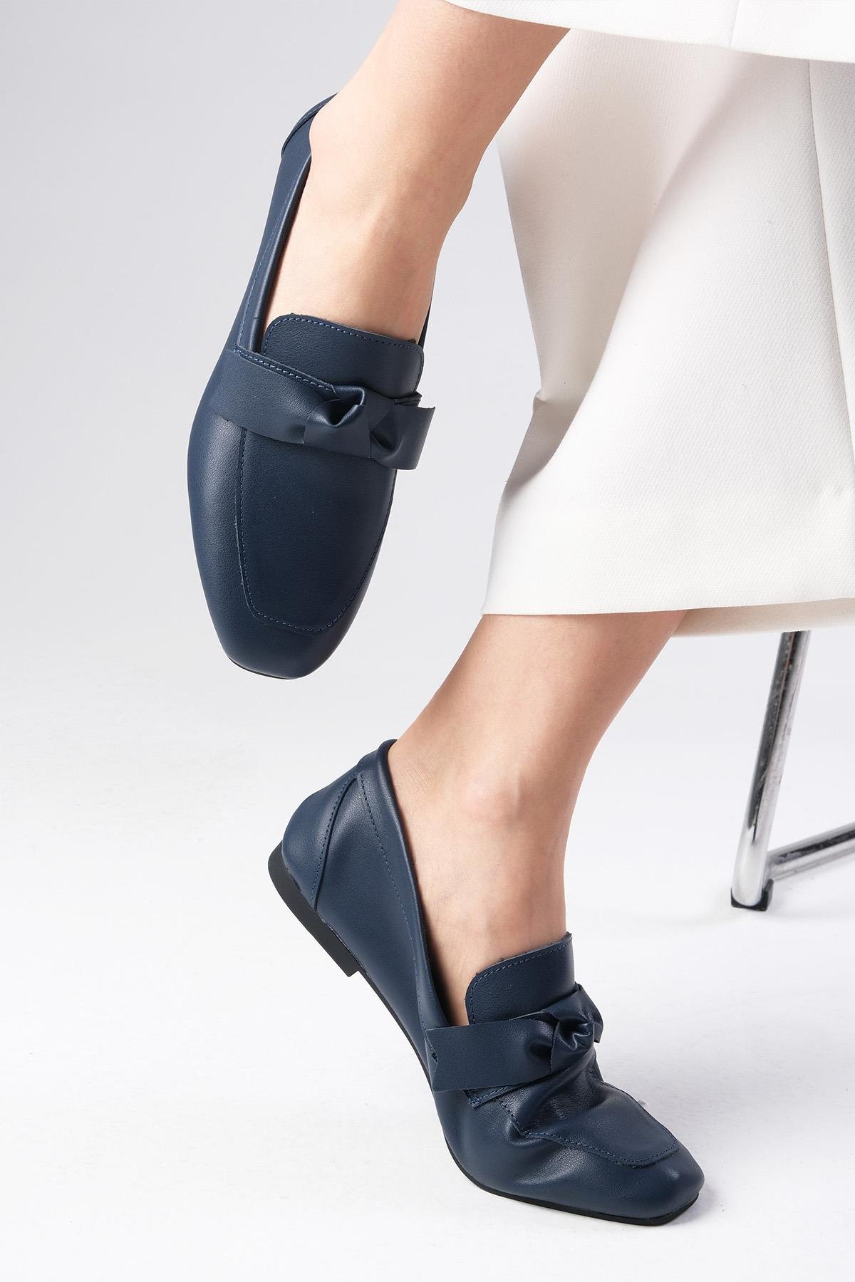 Candy Hakiki Deri Lacivert Renk Fiyonk Aksesuarlı Loafer
