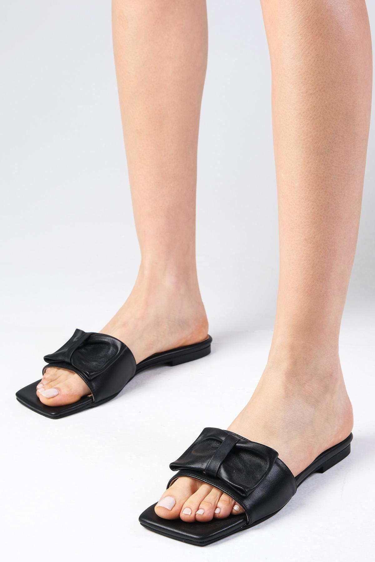 Cristina Hakiki Deri Siyah Fiyonklu Terlik