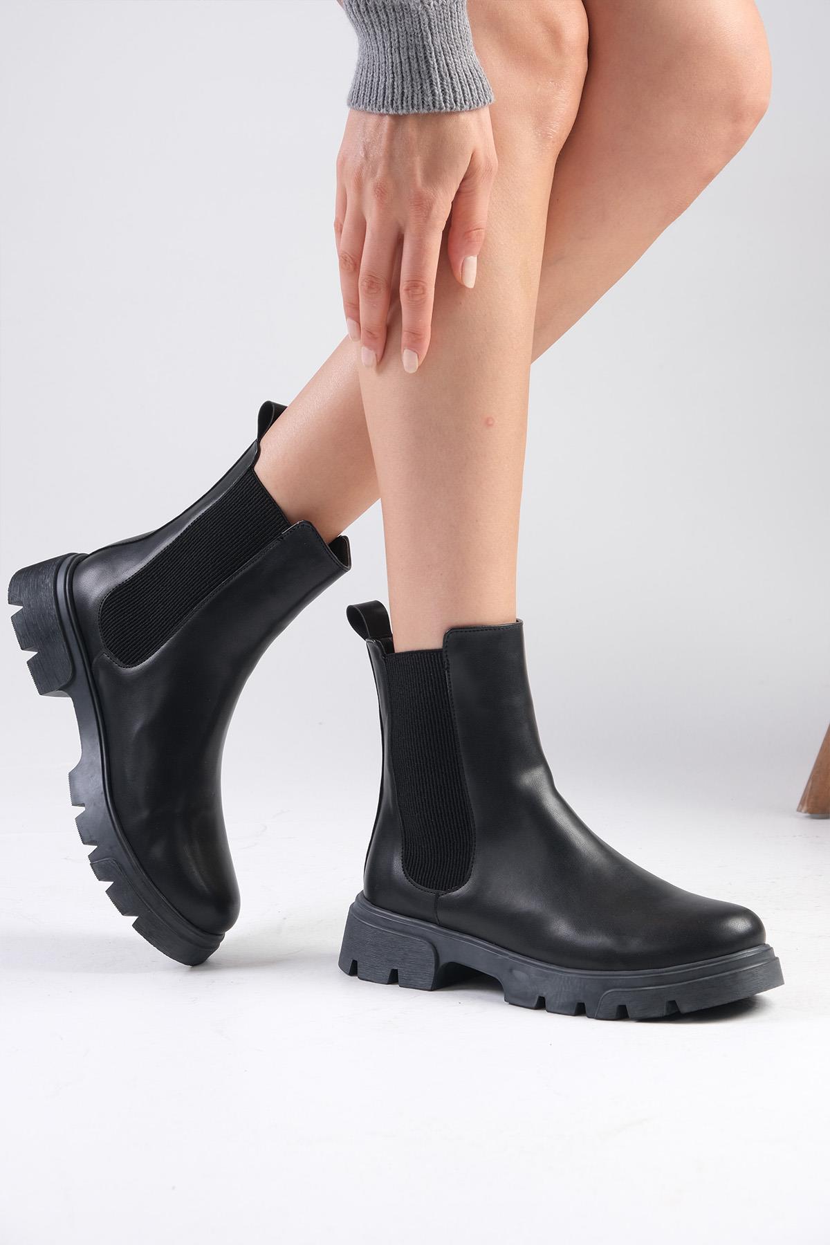 Debora Siyah Renk Kalın Tabanlı Lastikli Bot