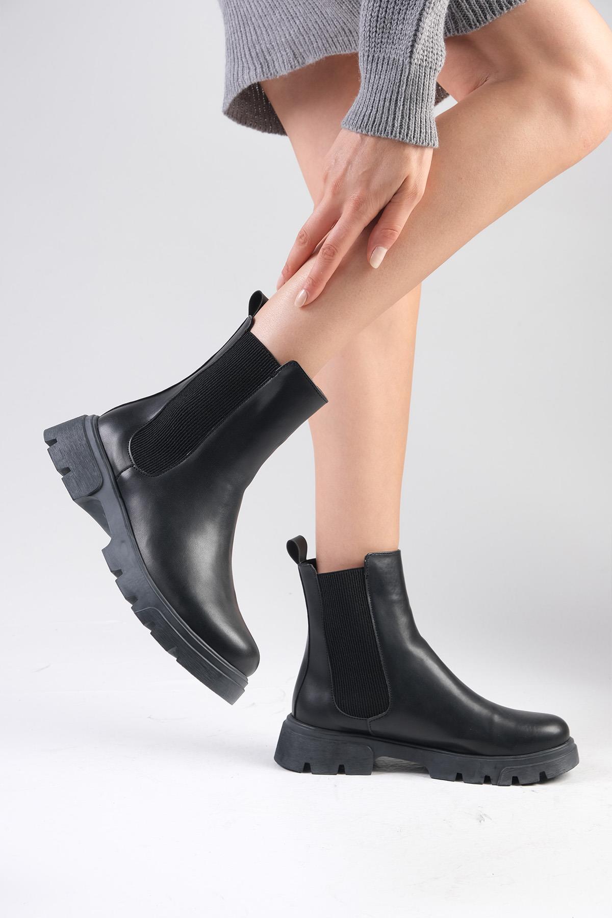 Debora Siyah Renk Kalın Tabanlı Lastikli Bot