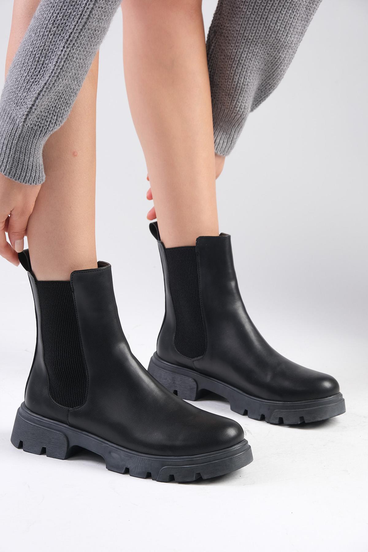 Debora Siyah Renk Kalın Tabanlı Lastikli Bot