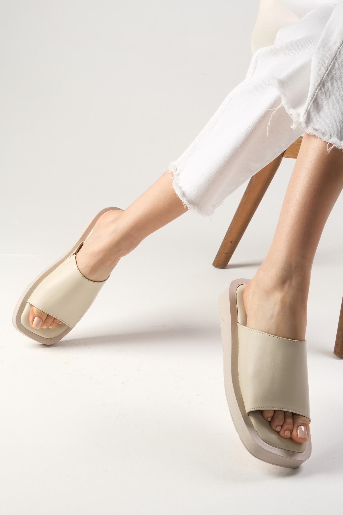 Evie Hakiki Deri Bej Kalın Tabanlı Terlik