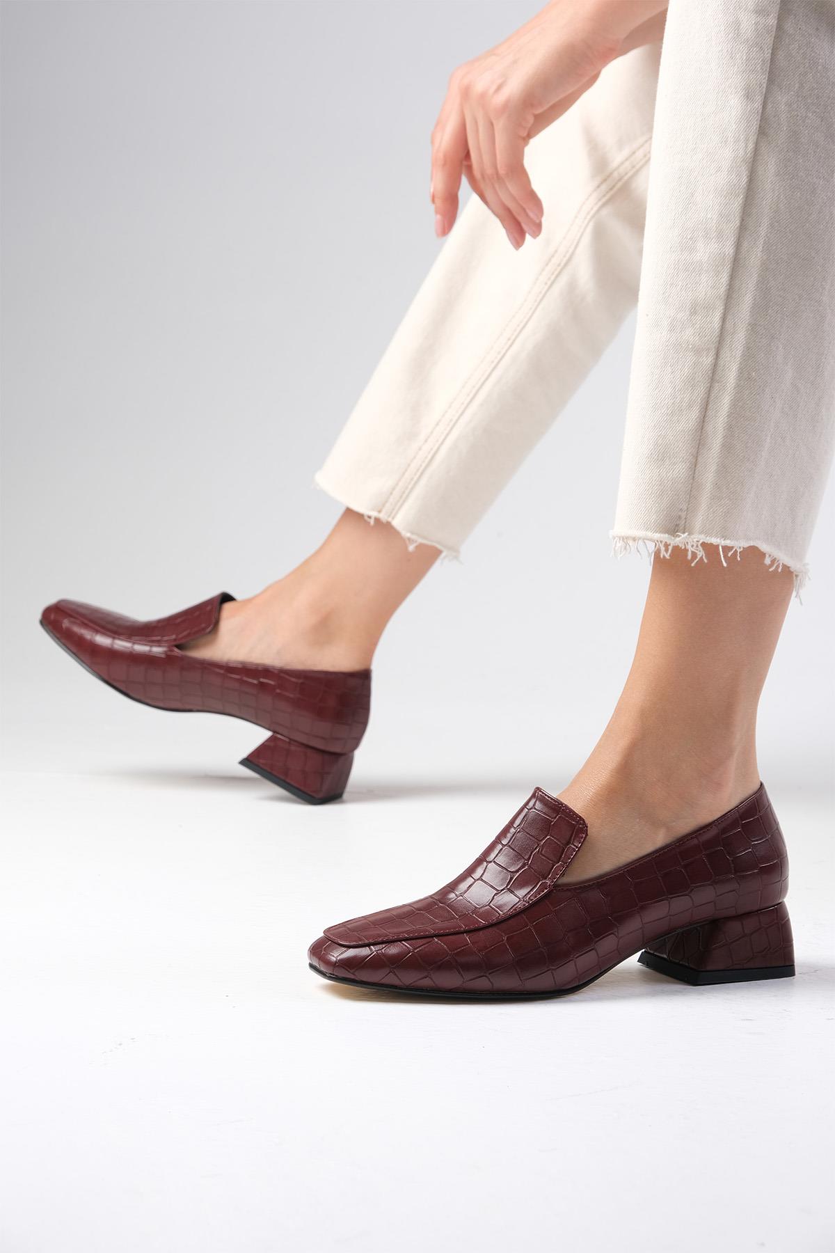 Gaia Bordo Renk Hayvan Desenli Kısa Topuklu Ayakkabı