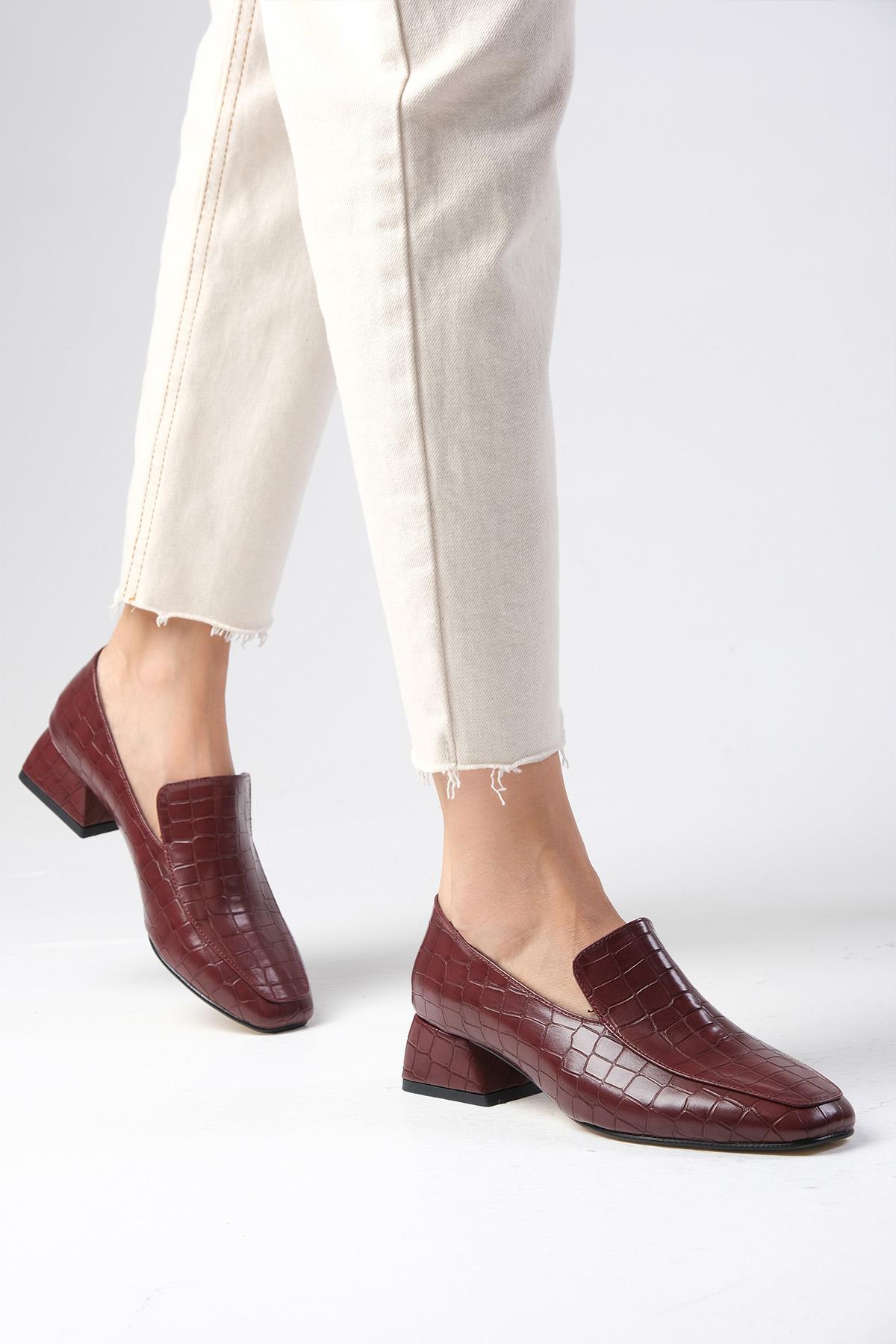 Gaia Bordo Renk Hayvan Desenli Kısa Topuklu Ayakkabı