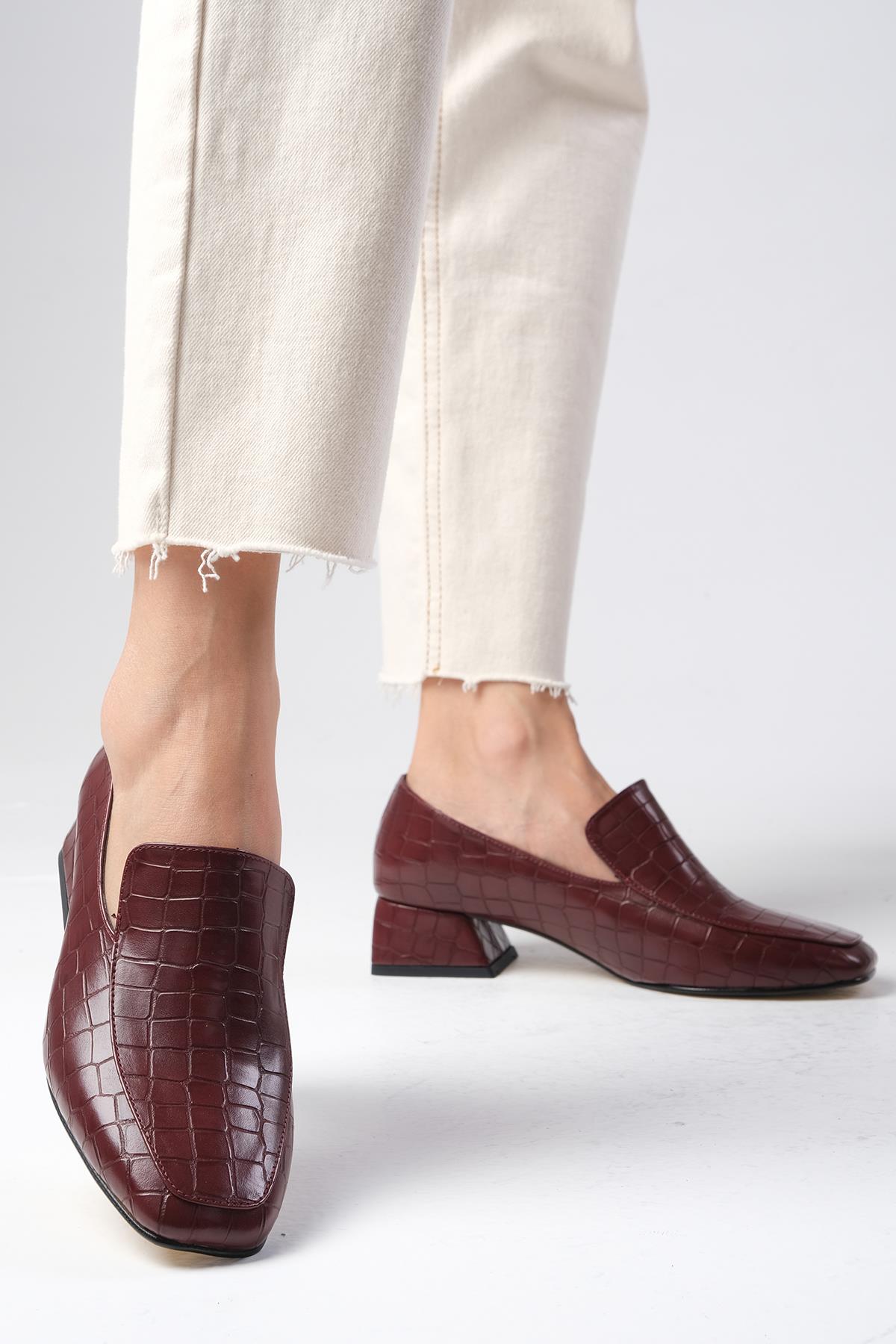 Gaia Bordo Renk Hayvan Desenli Kısa Topuklu Ayakkabı