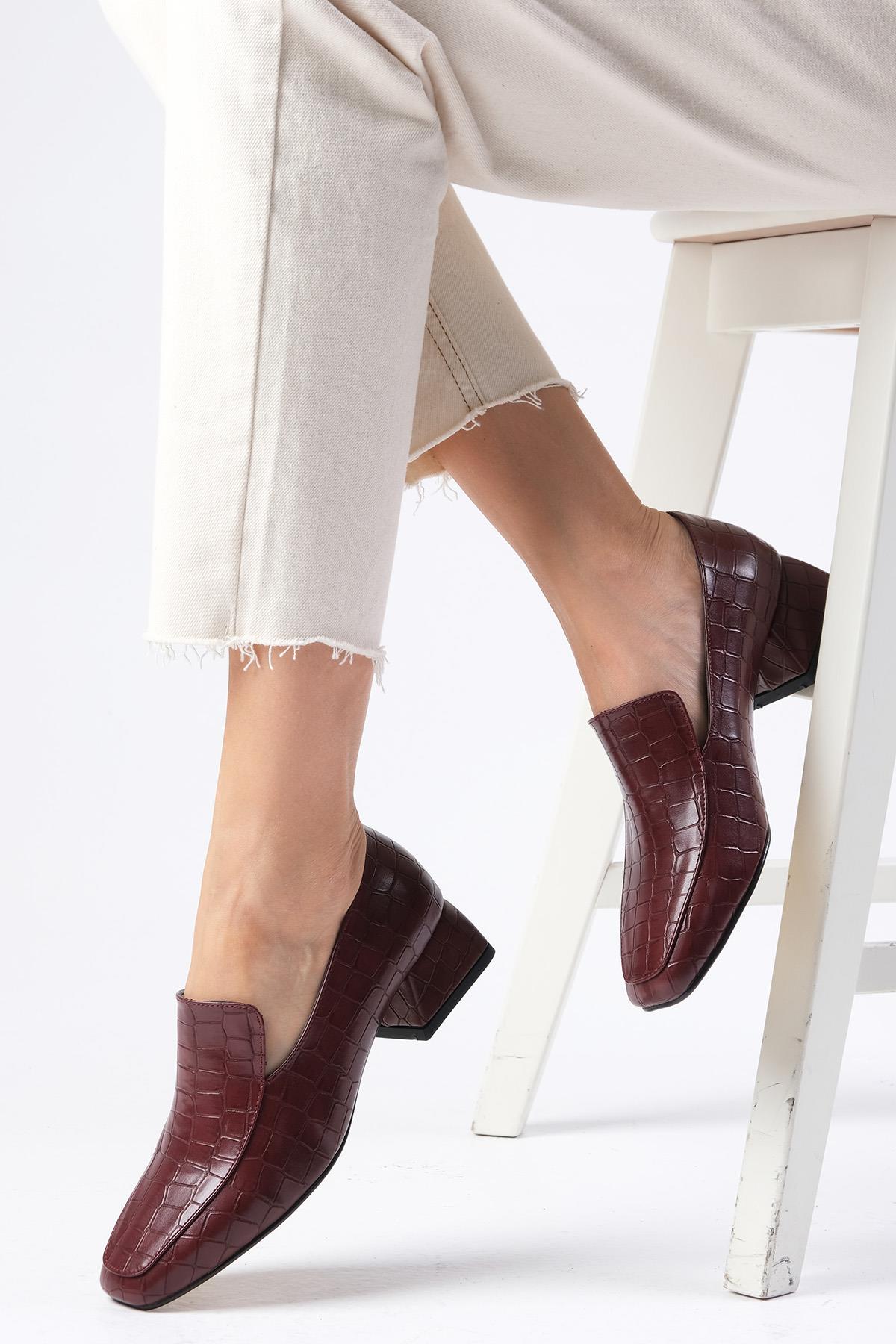 Gaia Bordo Renk Hayvan Desenli Kısa Topuklu Ayakkabı