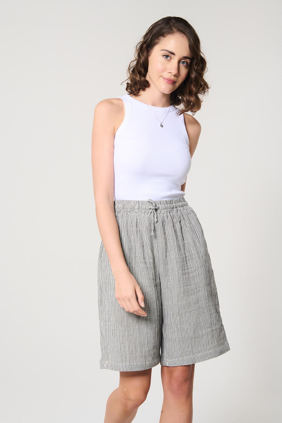 Gri Renk Çizgili Bermuda Şort