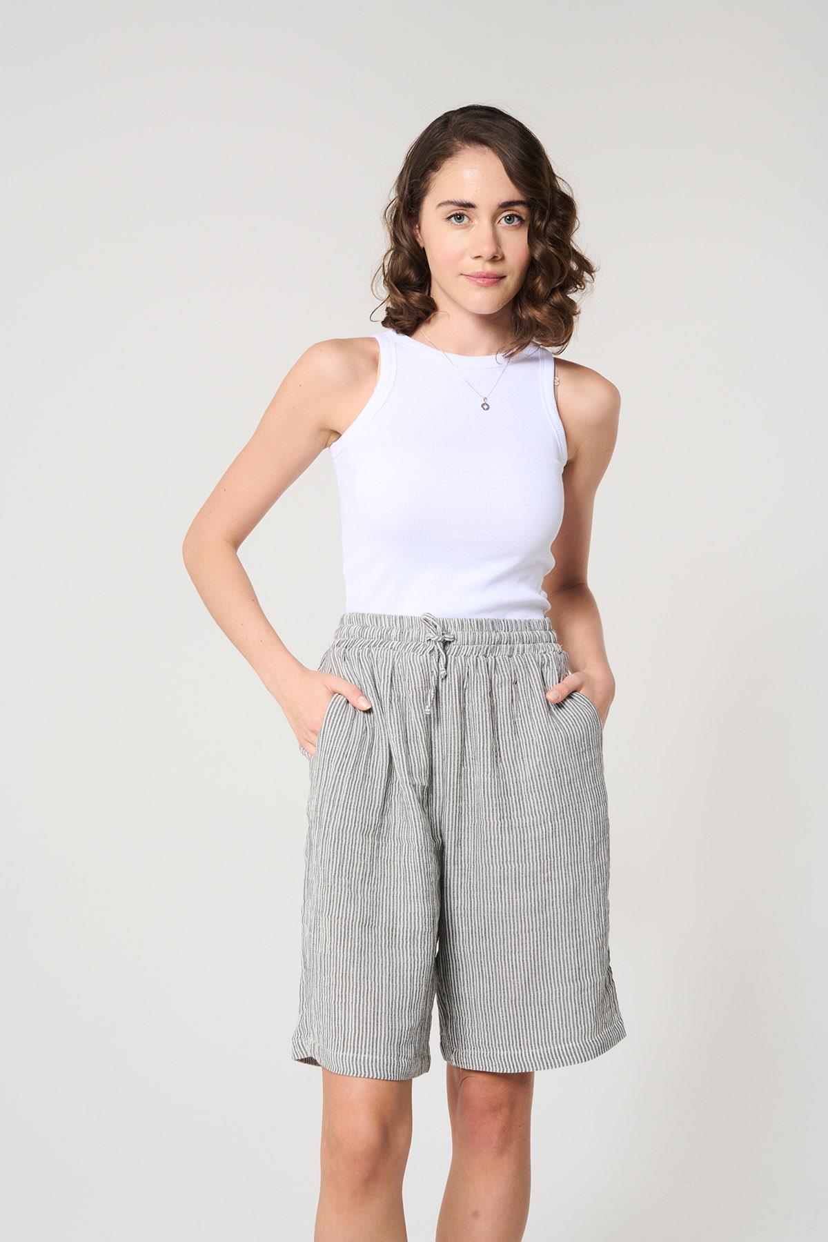 Gri Renk Çizgili Bermuda Şort