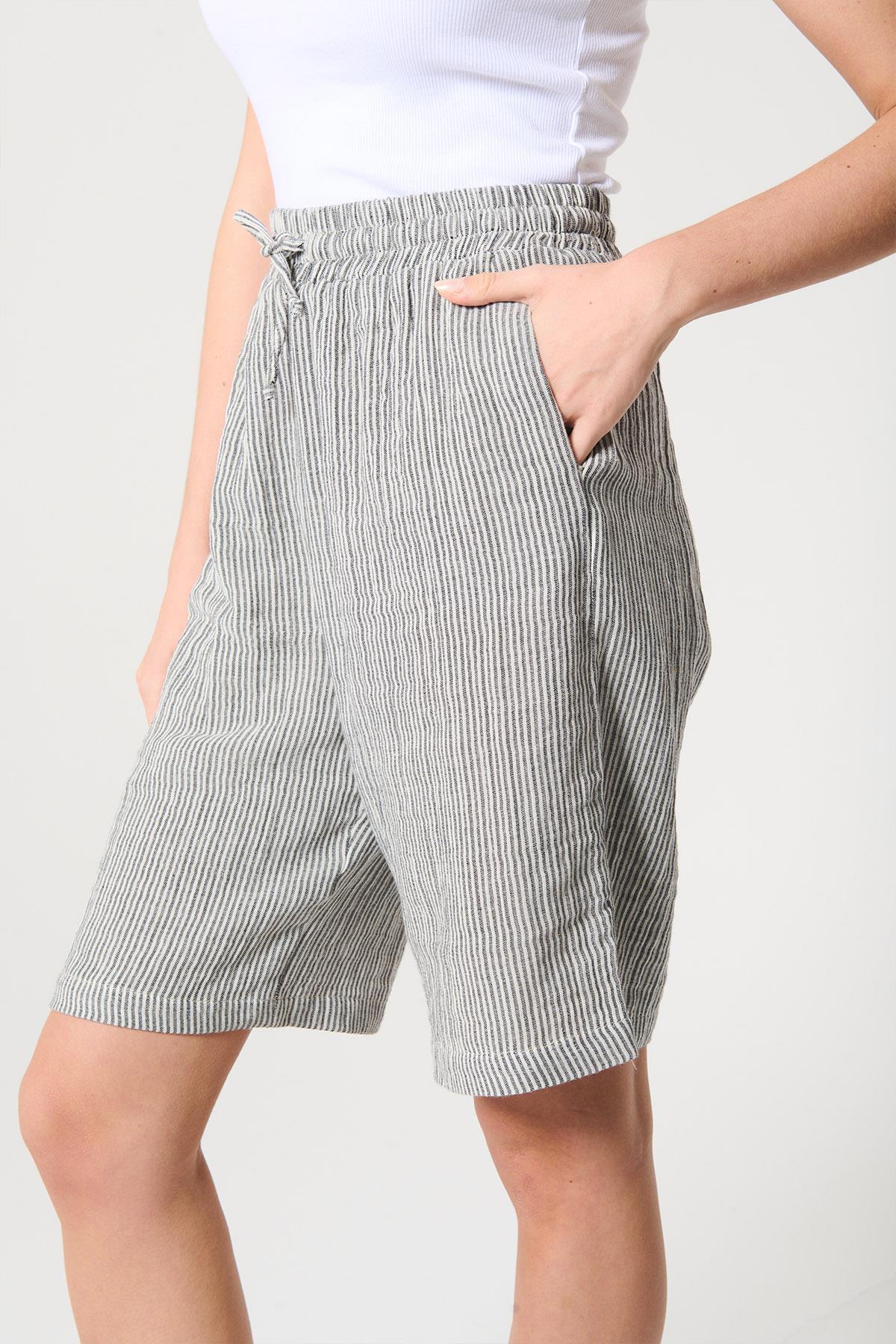 Gri Renk Çizgili Bermuda Şort