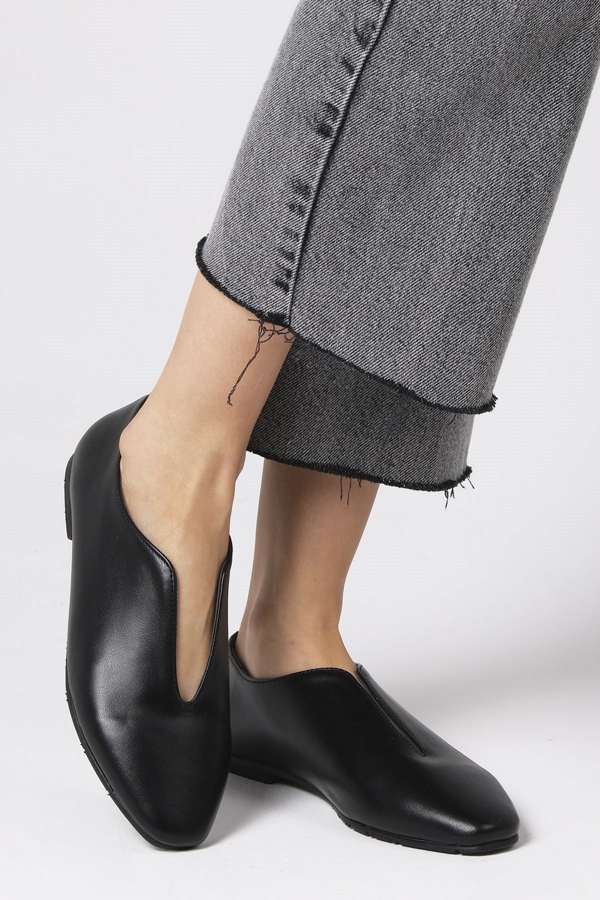 Jodie Siyah Renk Küt Burun Babet