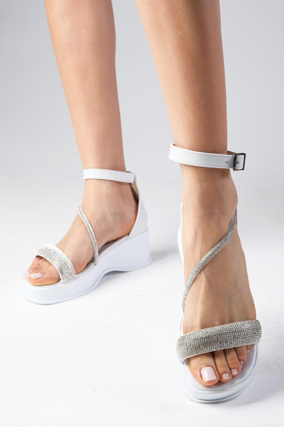 Kayra Beyaz Renk Taş Bantlı Sandalet