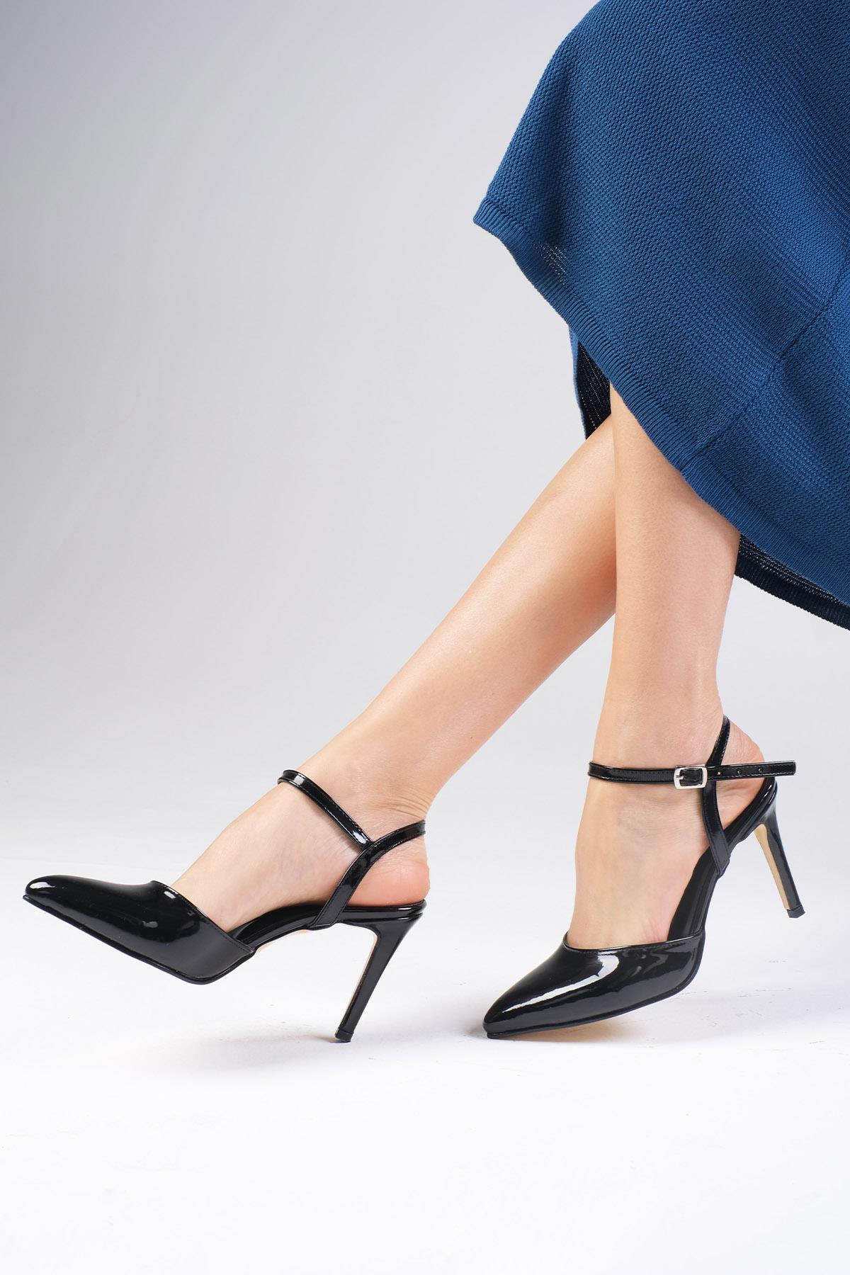 Lucia Siyah Renk Rugan Bilek Bantlı Topuklu Ayakkabı
