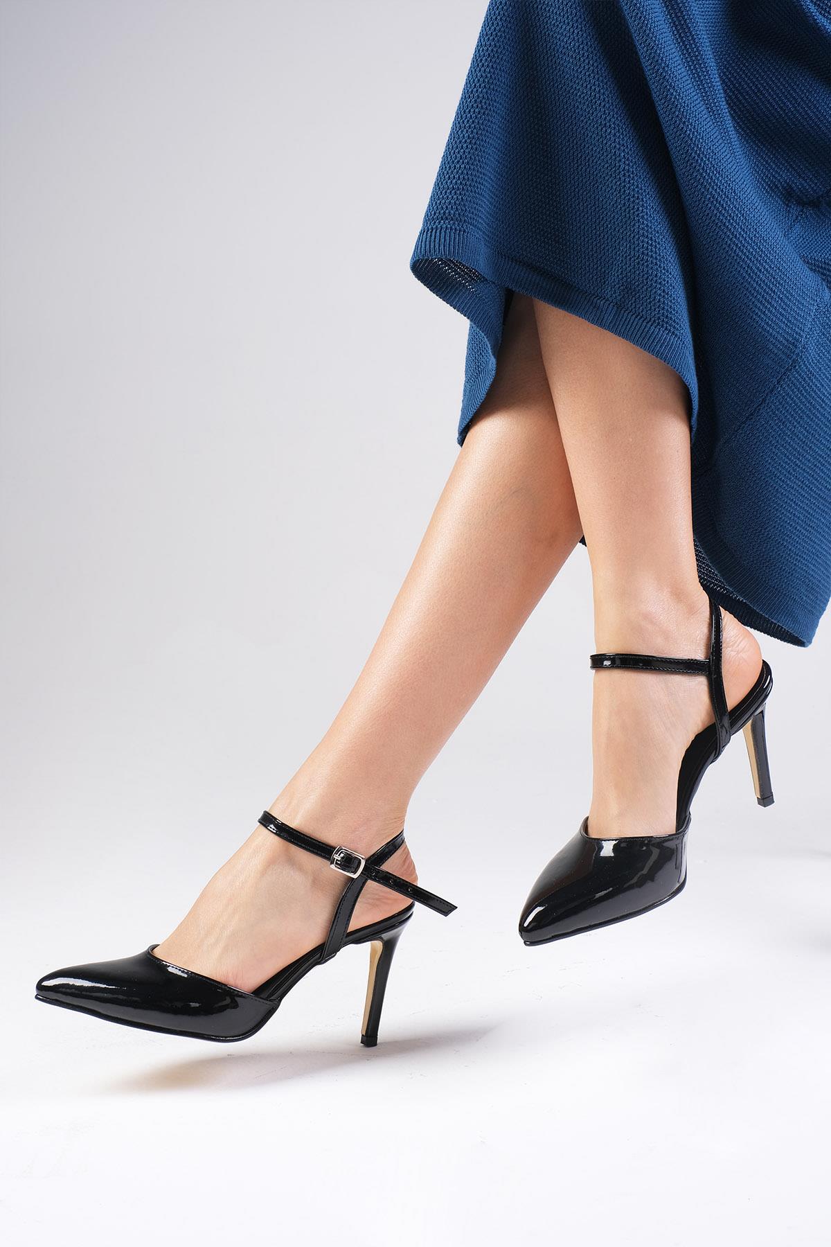 Lucia Siyah Renk Rugan Bilek Bantlı Topuklu Ayakkabı