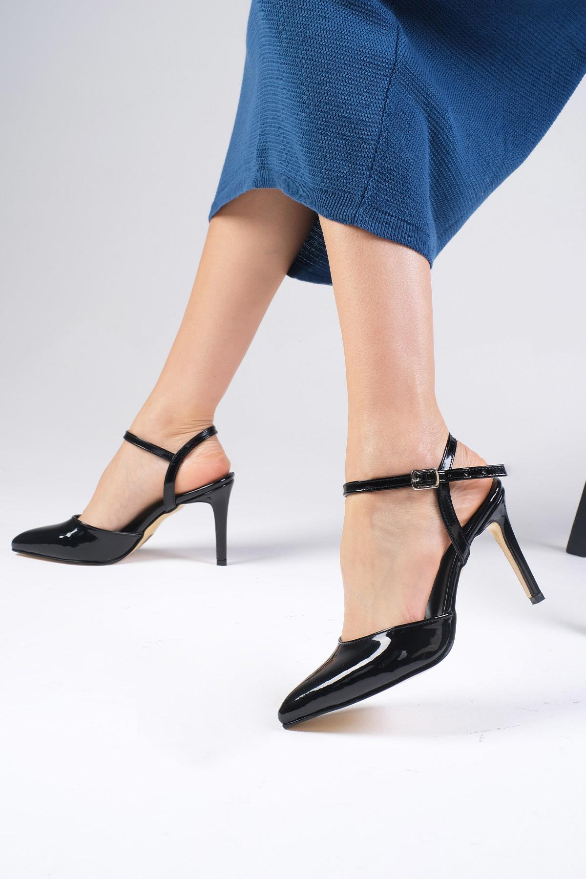 Lucia Siyah Renk Rugan Bilek Bantlı Topuklu Ayakkabı