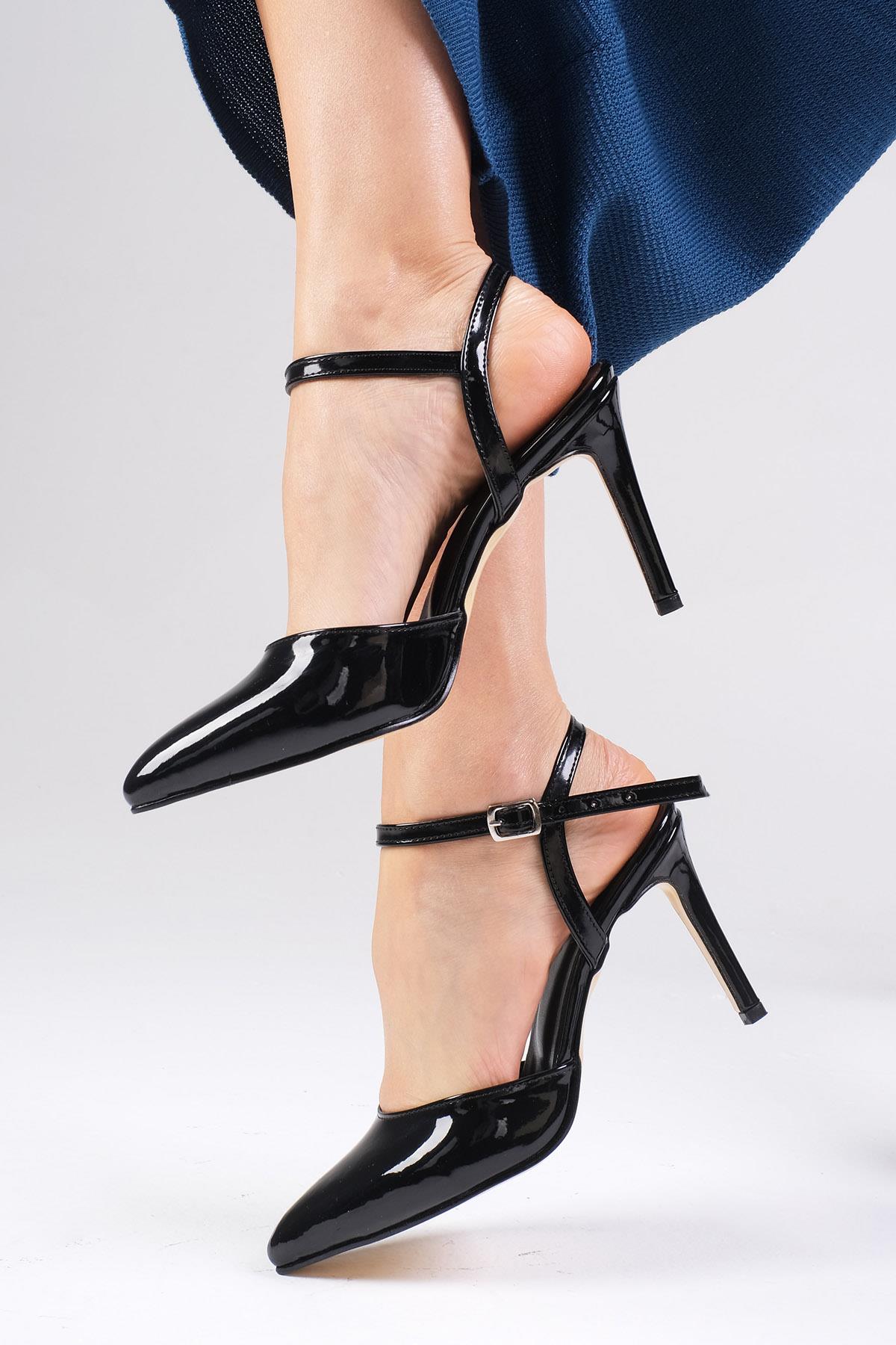 Lucia Siyah Renk Rugan Bilek Bantlı Topuklu Ayakkabı