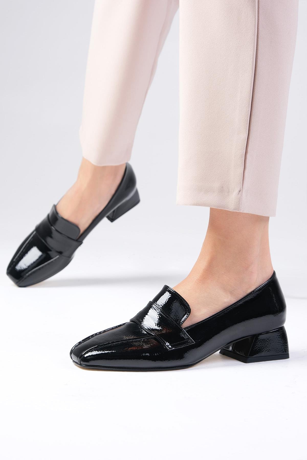 Margot Siyah Renk Rugan  Kısa Topuklu Ayakkabı