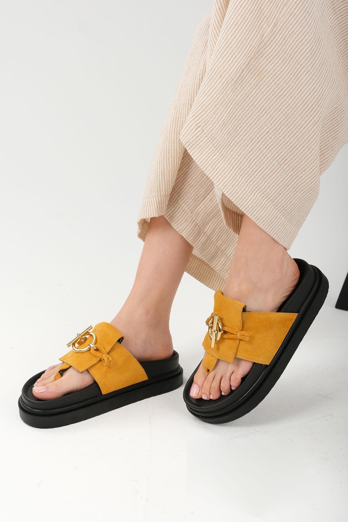 Alison Hakiki Süet Hardal Rengi Parmak Arası Terlik