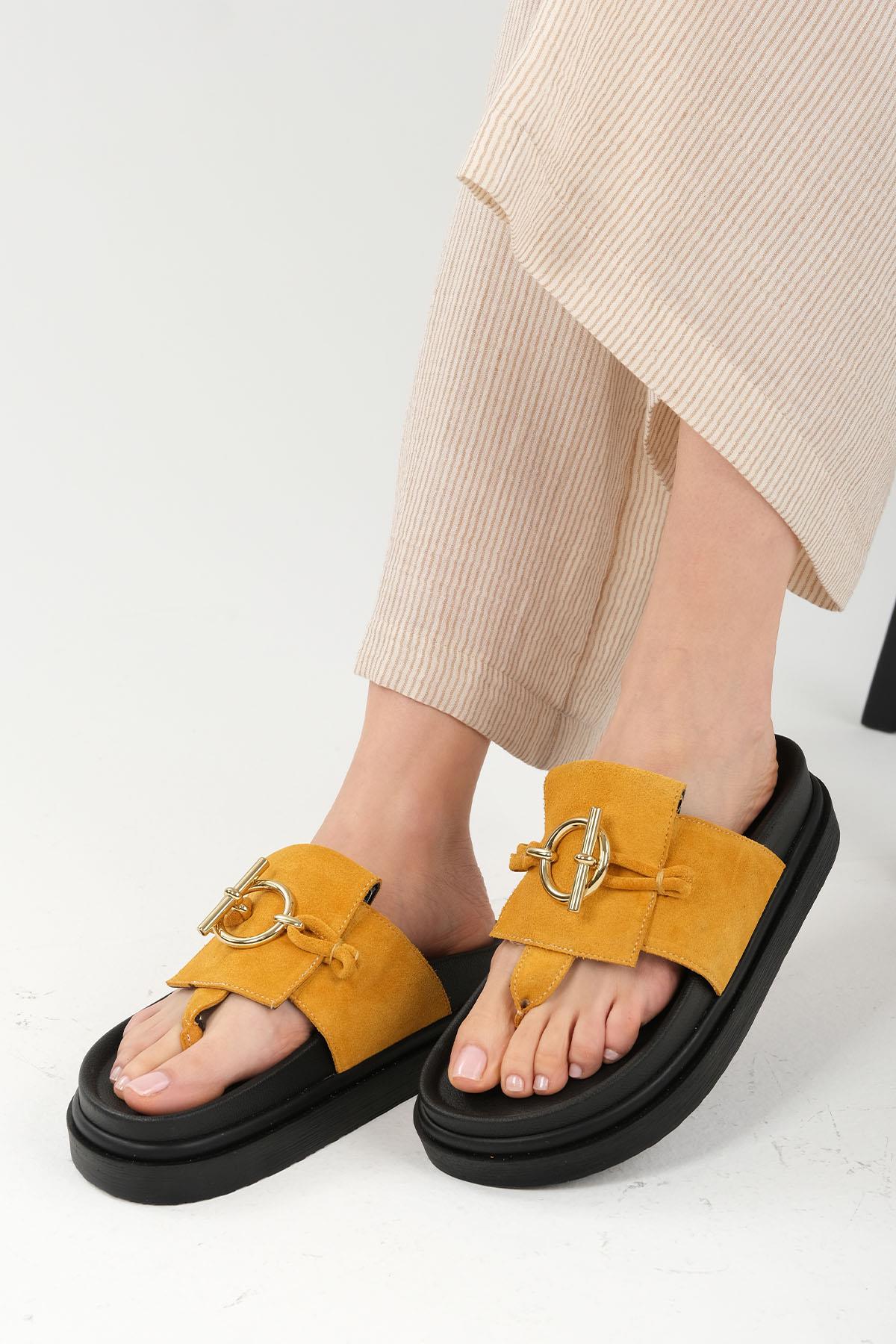 Alison Hakiki Süet Hardal Rengi Parmak Arası Terlik