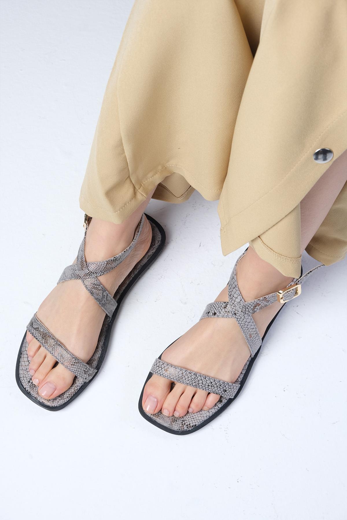 Arely Gri Renk Yılan Desenli Düz Sandalet