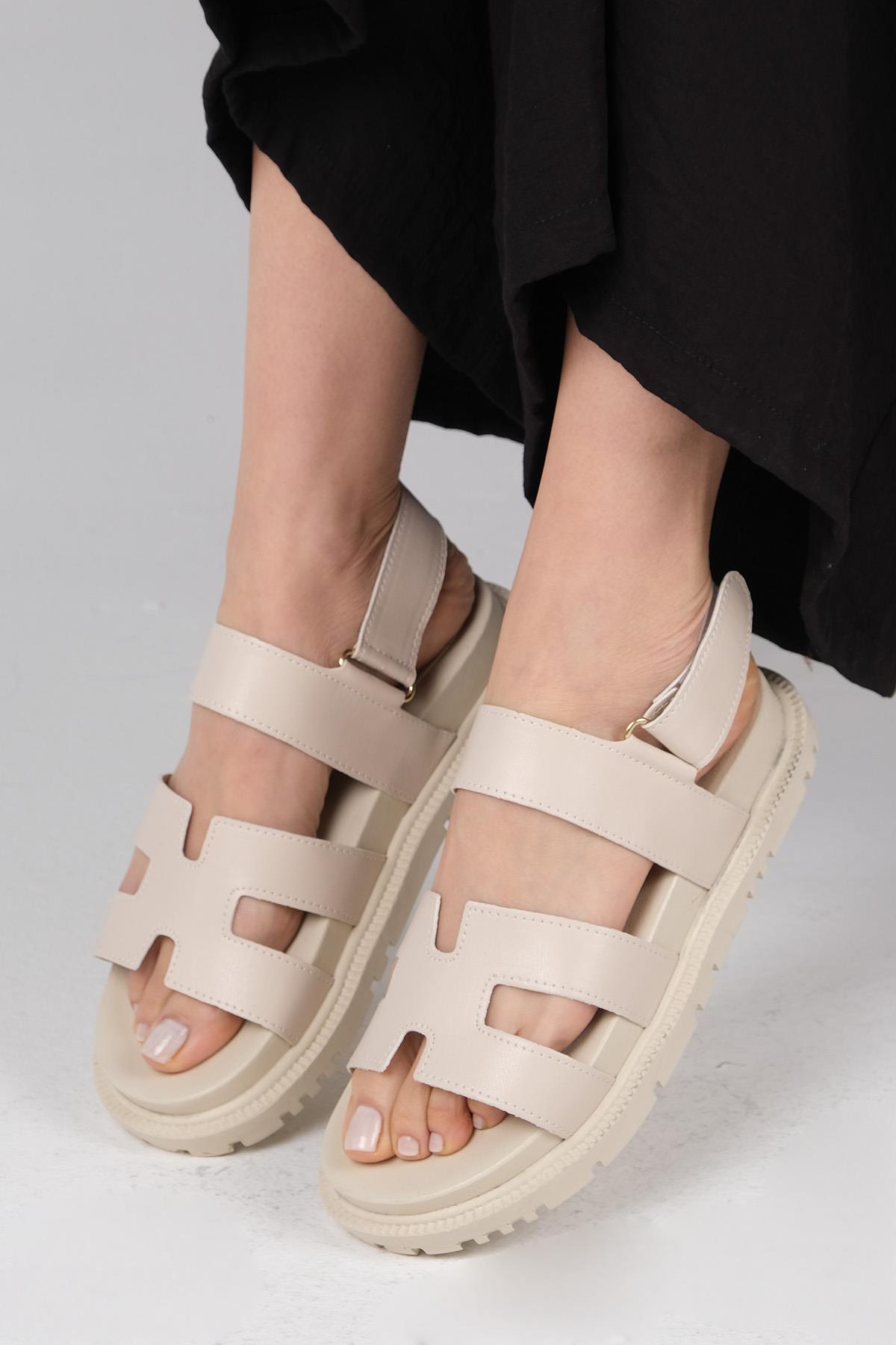 Gia Bej Renk Cırtlı Sandalet