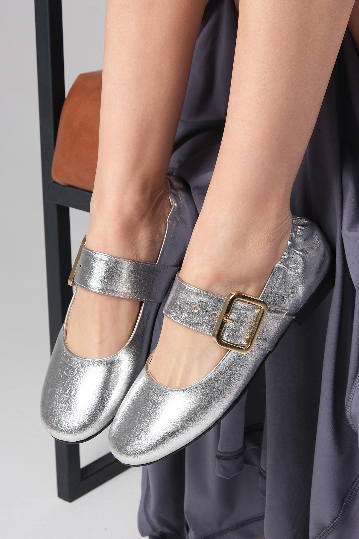 Diega Gümüş Renk Kalın Kemerli Babet