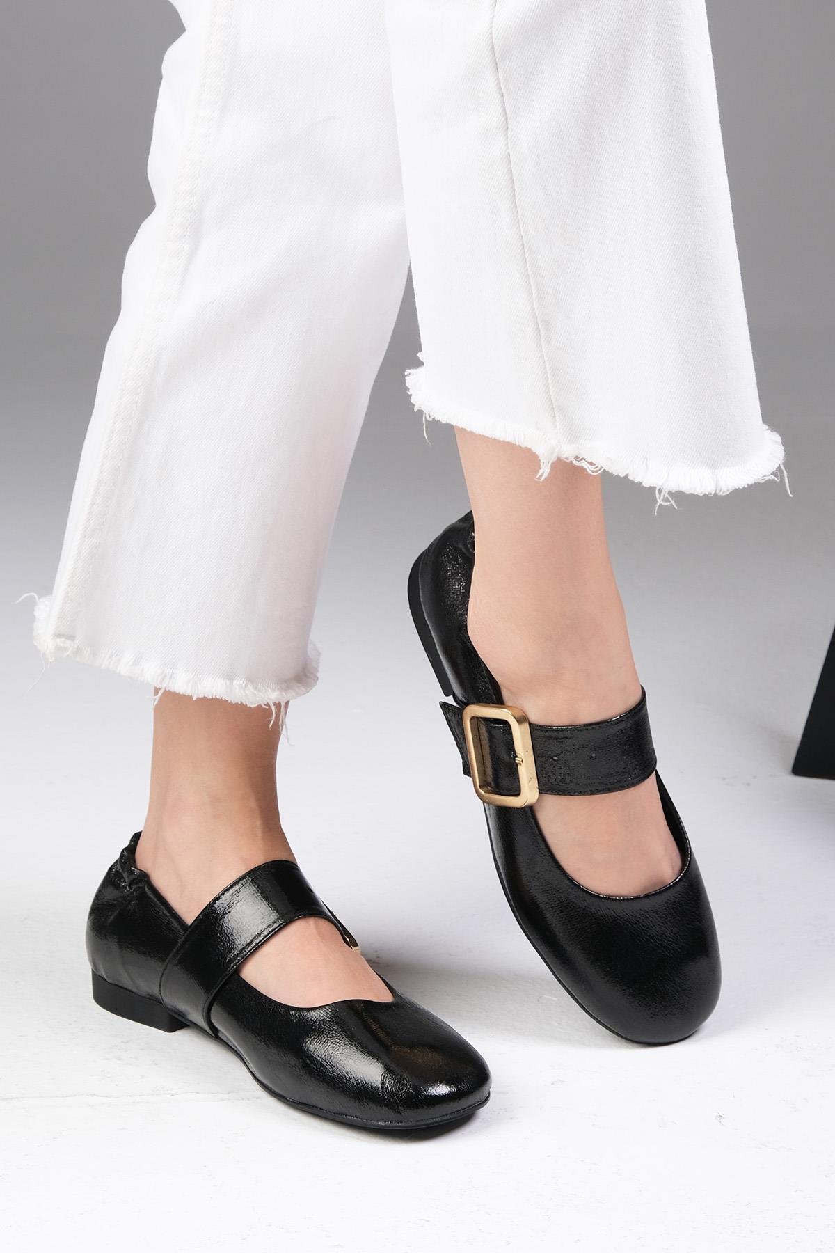 Diega Siyah Renk Kalın Kemerli Babet