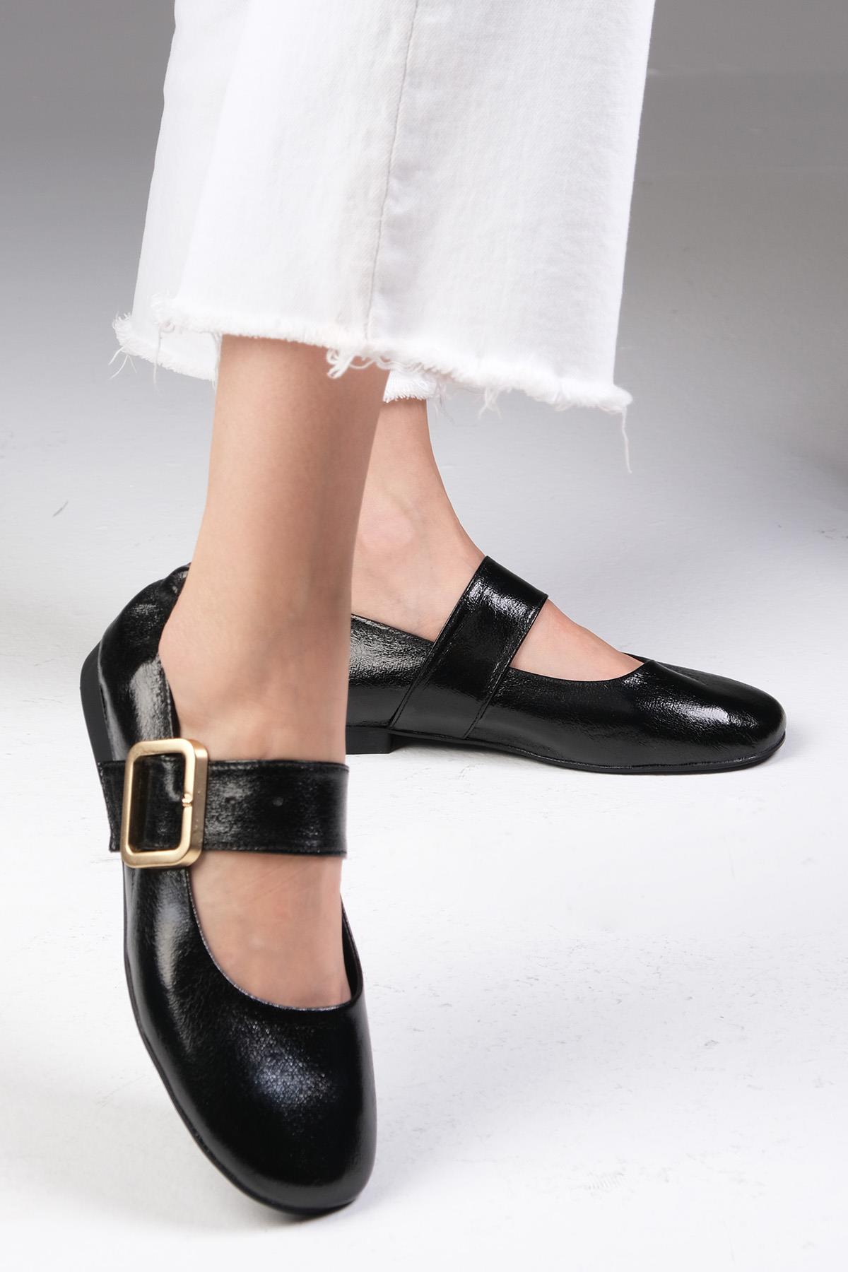 Diega Siyah Renk Kalın Kemerli Babet