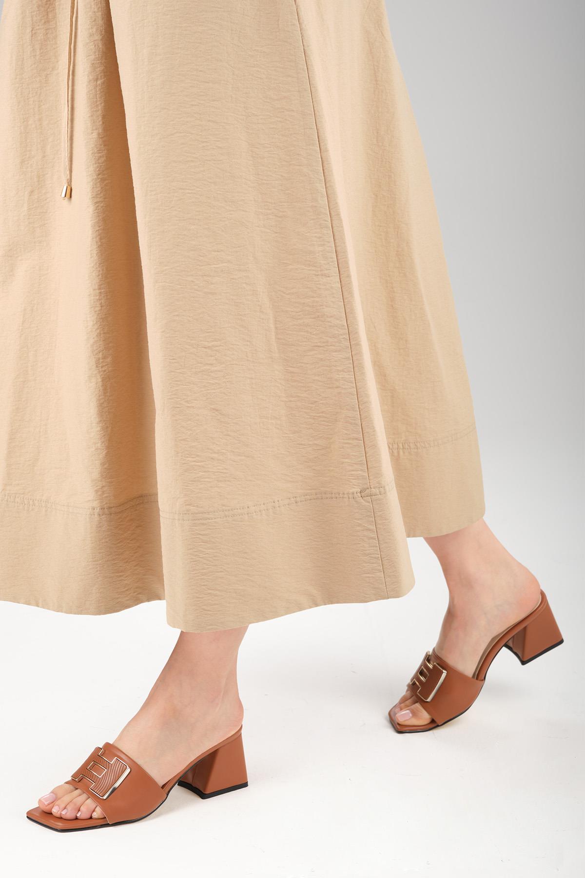 Erna Taba Renk Toka Aksesuarlı Terlik