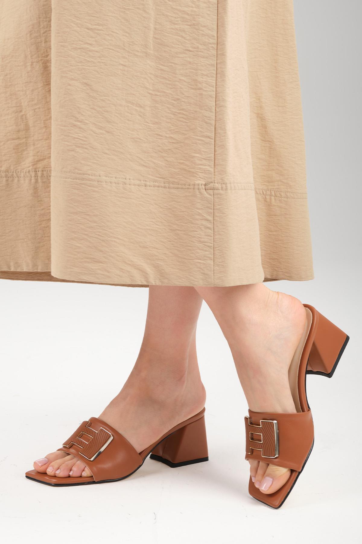 Erna Taba Renk Toka Aksesuarlı Terlik