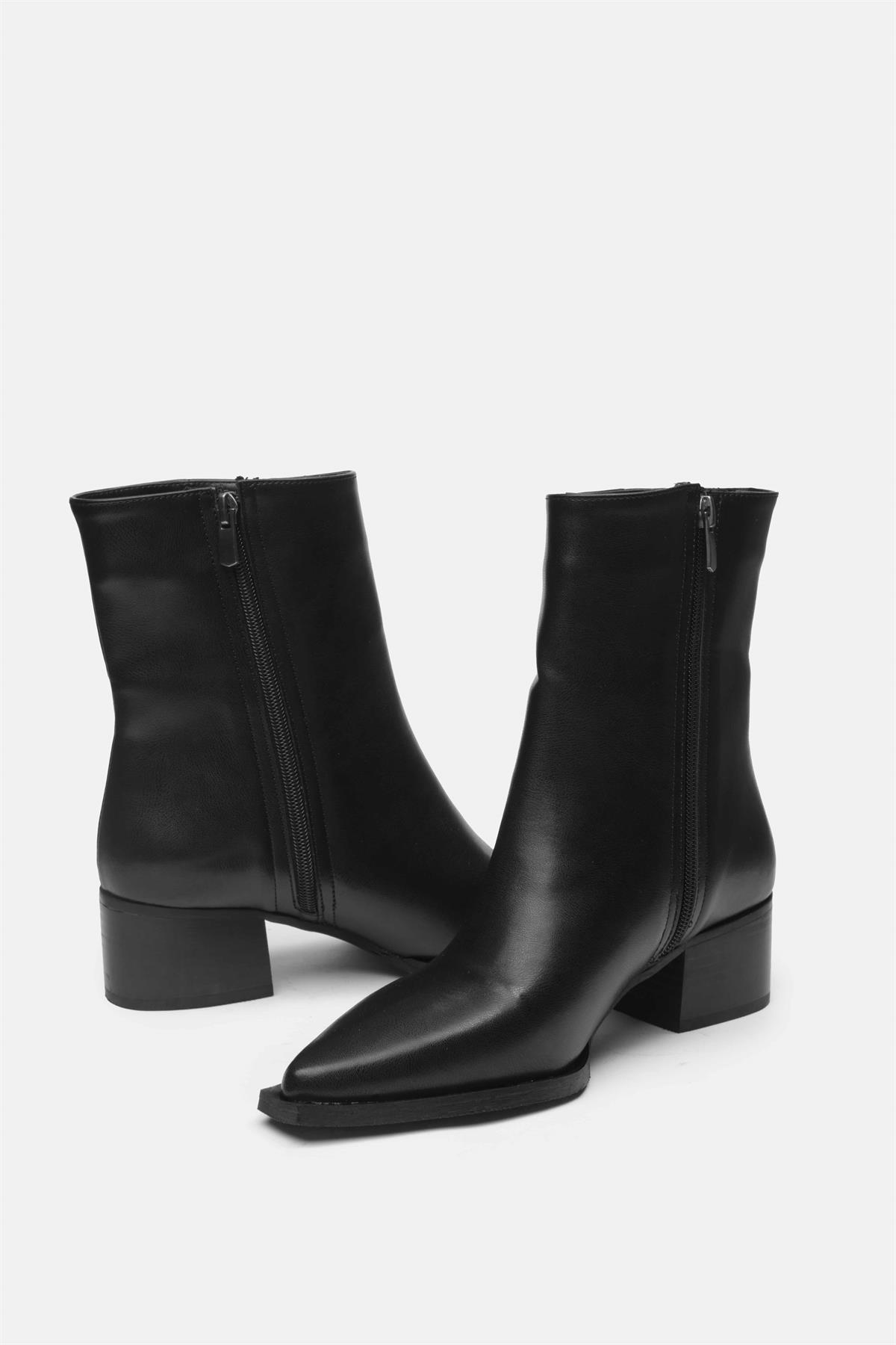 Lana Siyah Renk Bilekte Bot