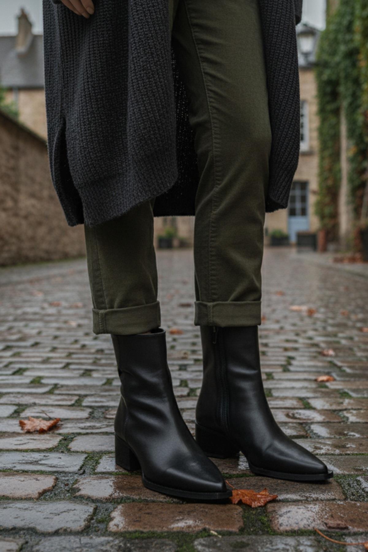 Lana Siyah Renk Bilekte Bot