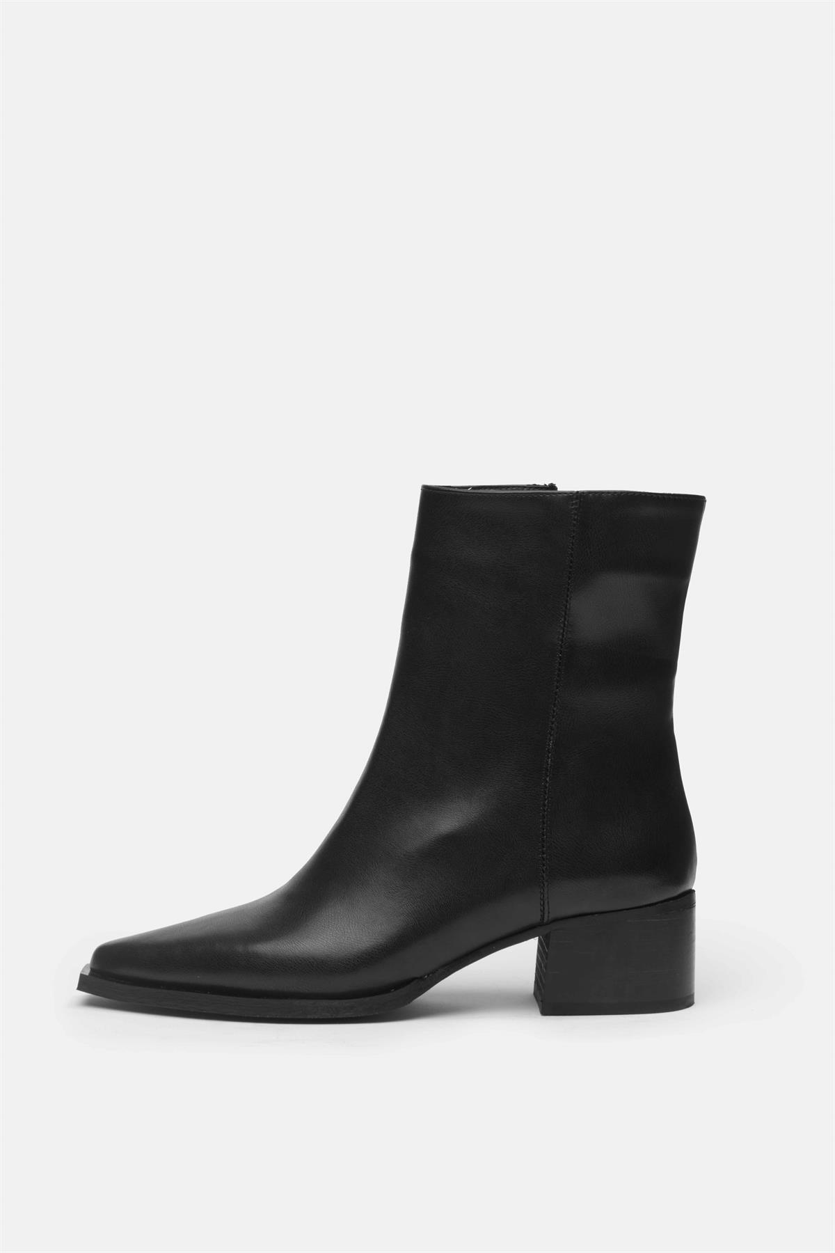 Lana Siyah Renk Bilekte Bot