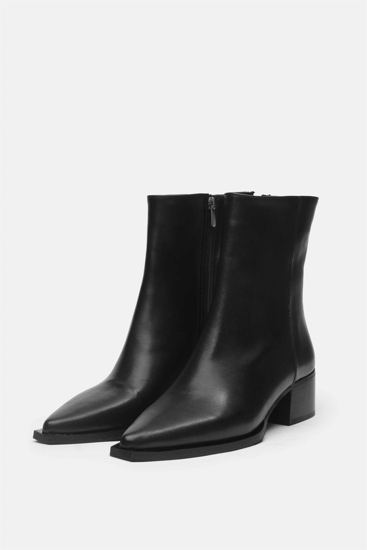 Lana Siyah Renk Bilekte Bot