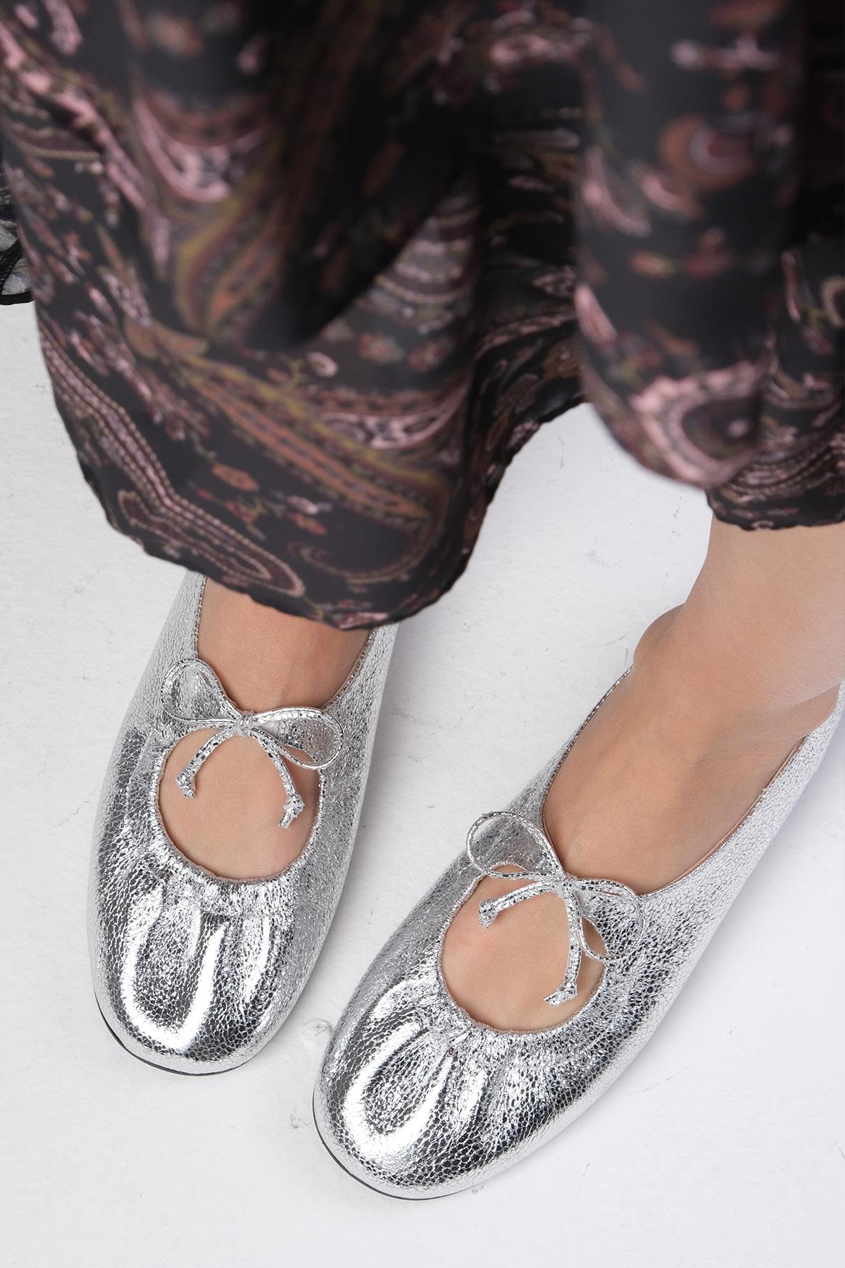 Lisbet Gümüş Renk Büzgülü Babet