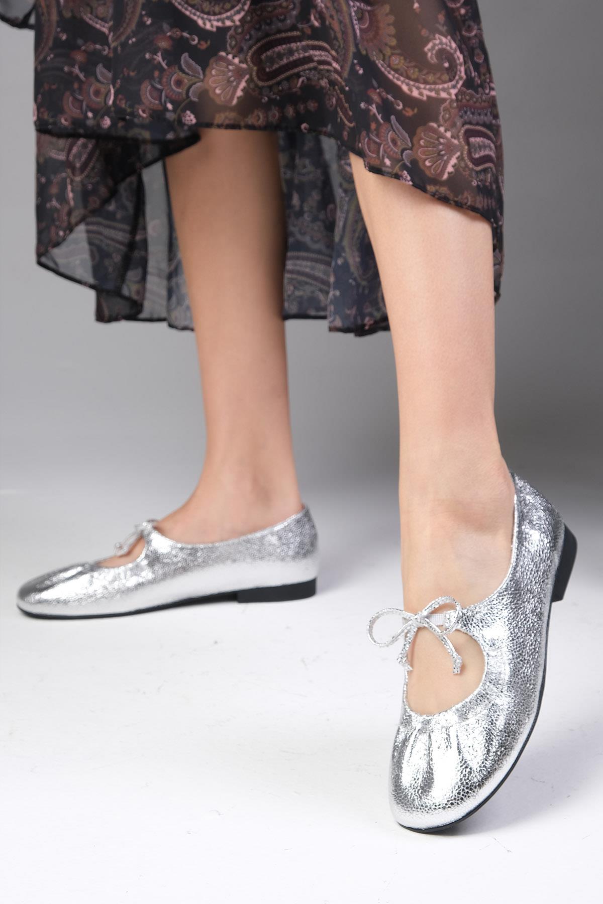 Lisbet Gümüş Renk Büzgülü Babet