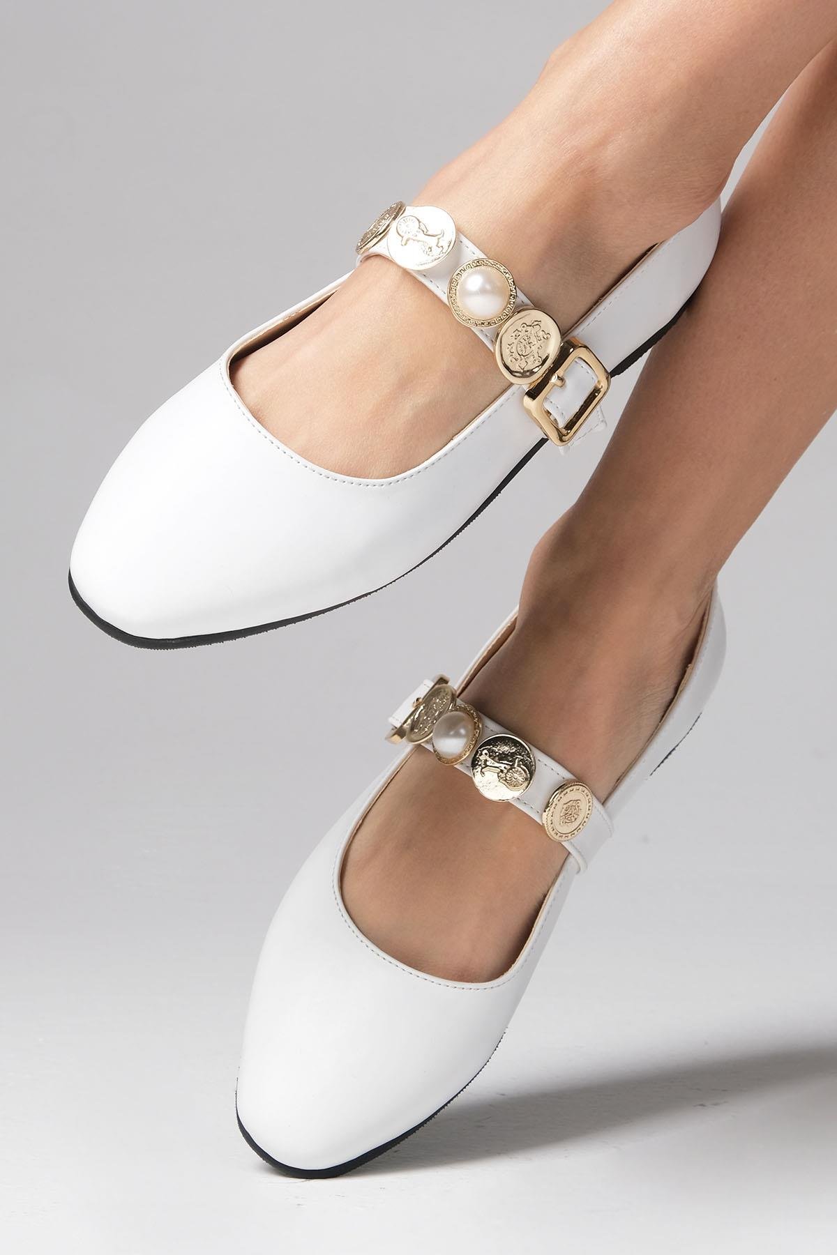 Victoria Beyaz Renk Toka Detaylı Küt Burunlu Babet