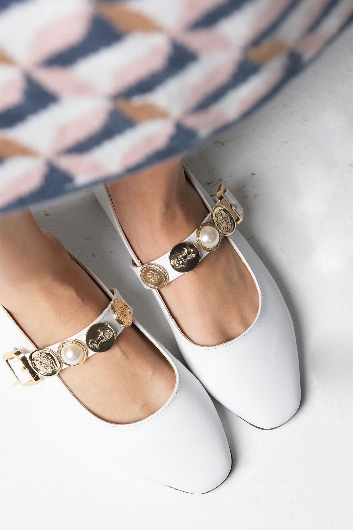 Victoria Beyaz Renk Toka Detaylı Küt Burunlu Babet