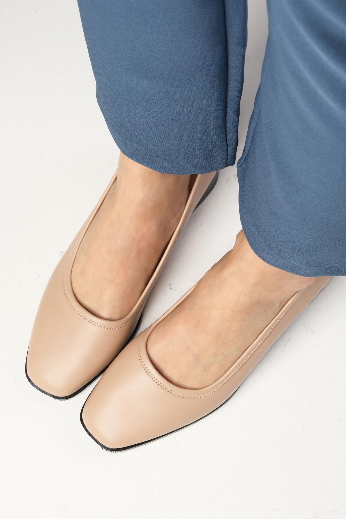 Mona Bej Renk Kalın Tabanlı Kısa Topuklu Ayakkabı