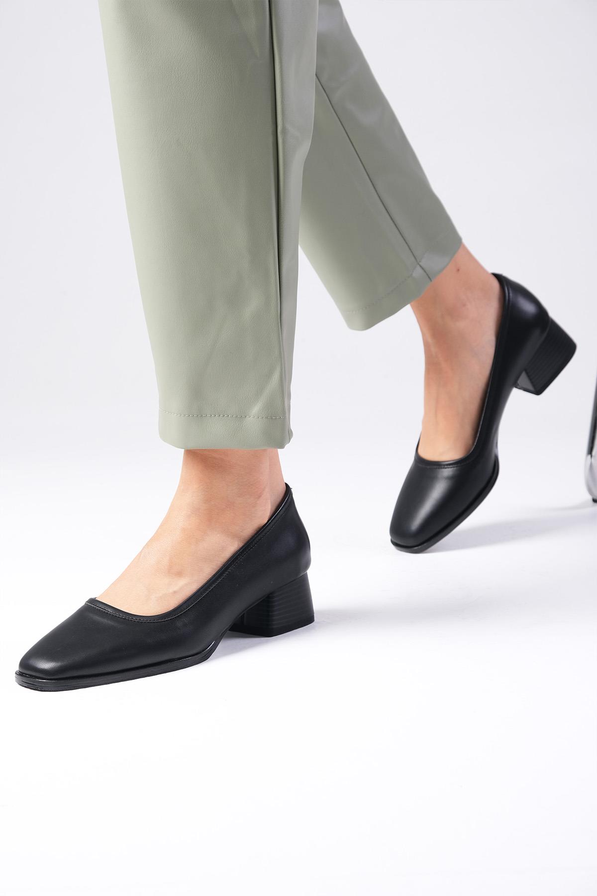 Mona Siyah Renk Kalın Tabanlı Kısa Topuklu Ayakkabı